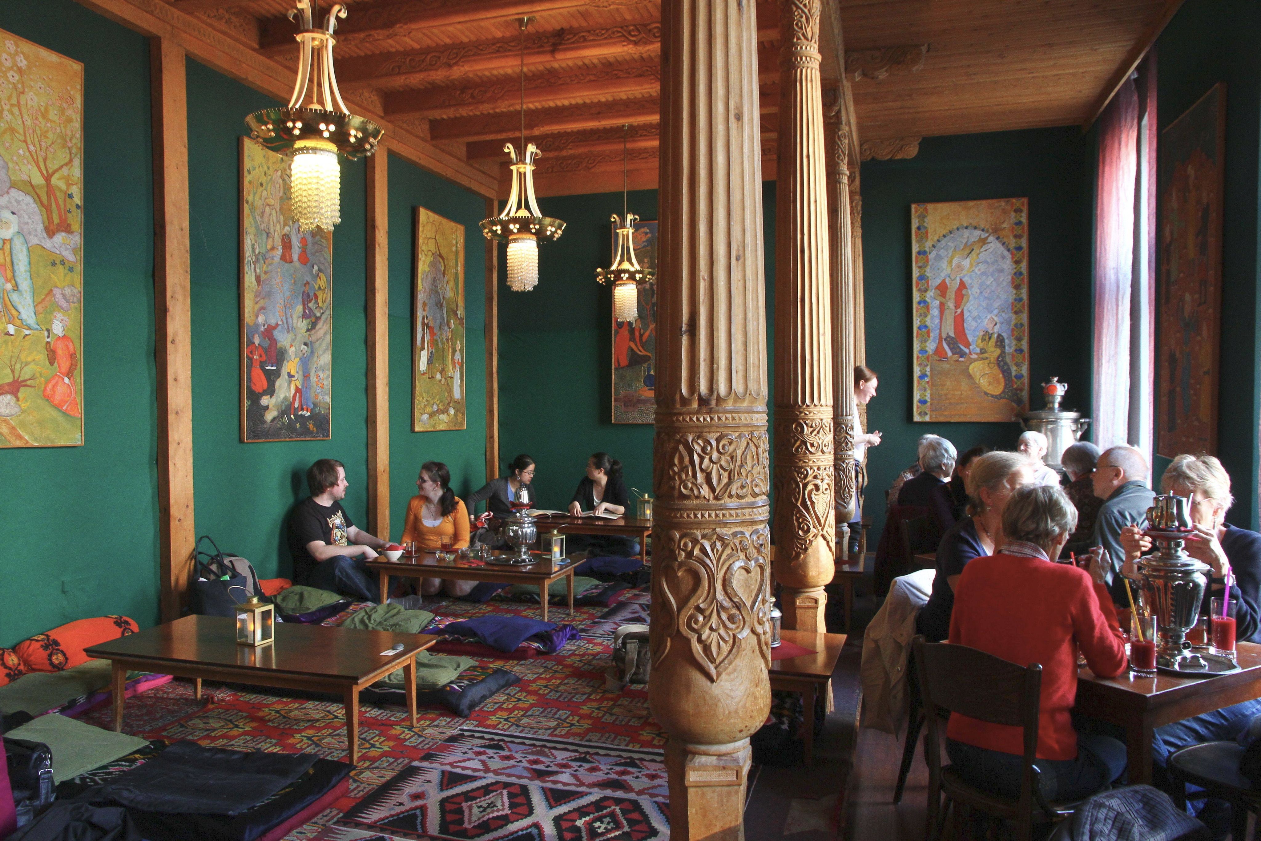 Tadshikische Teestube: Eine Zeitreise mit Pelmeni und Piroggen