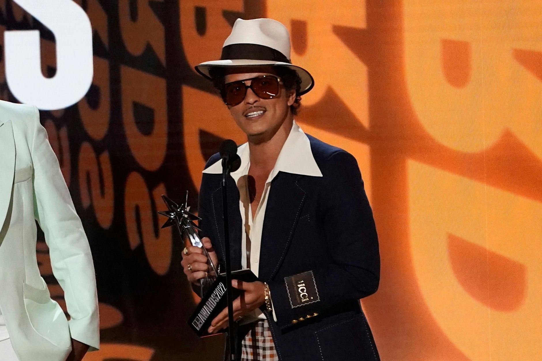 Bruno Mars nimmt einen Preis für das Album des Jahres in Los Angeles entgegen.