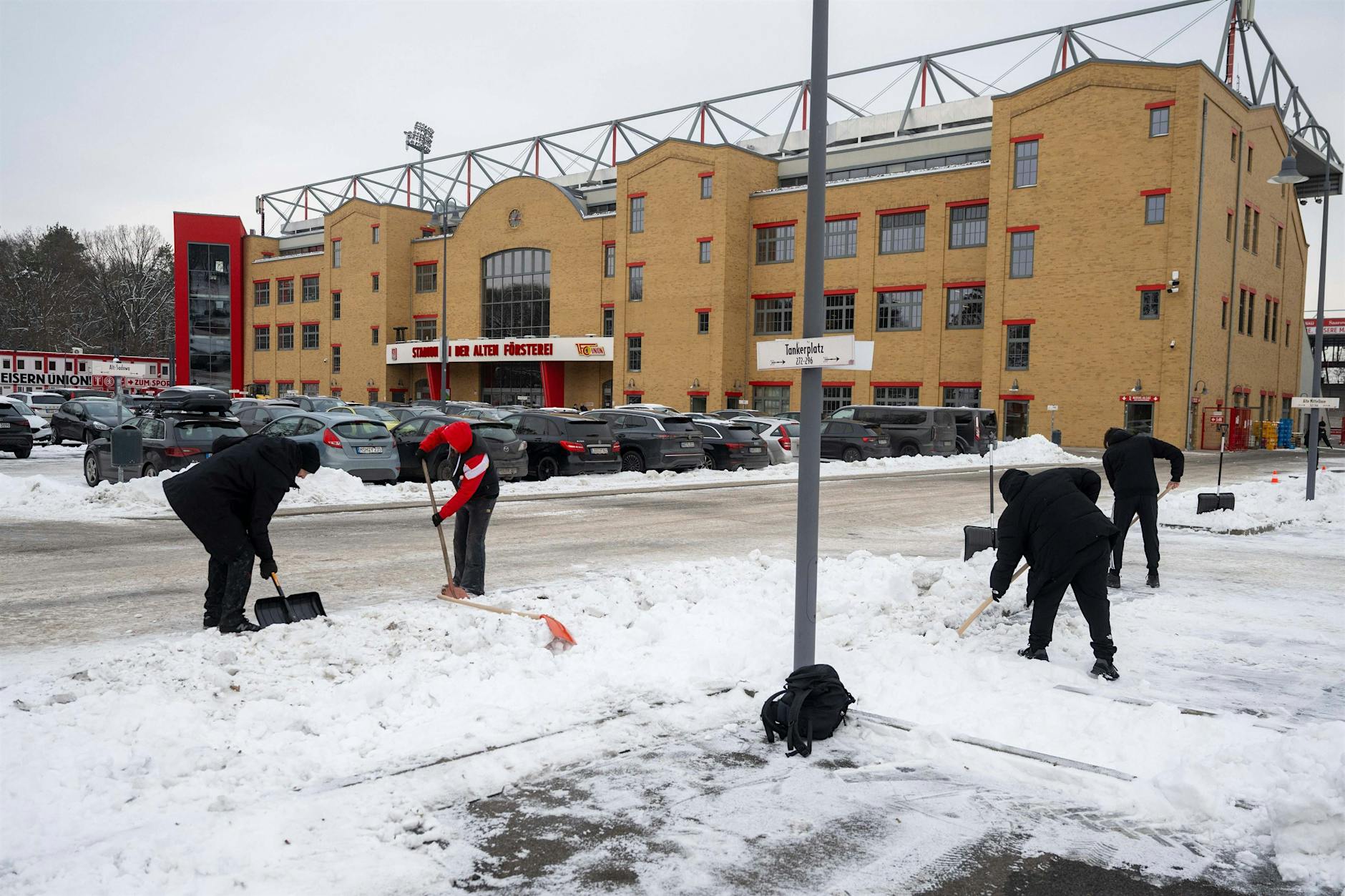 Fans schippen schon Schnee für Union