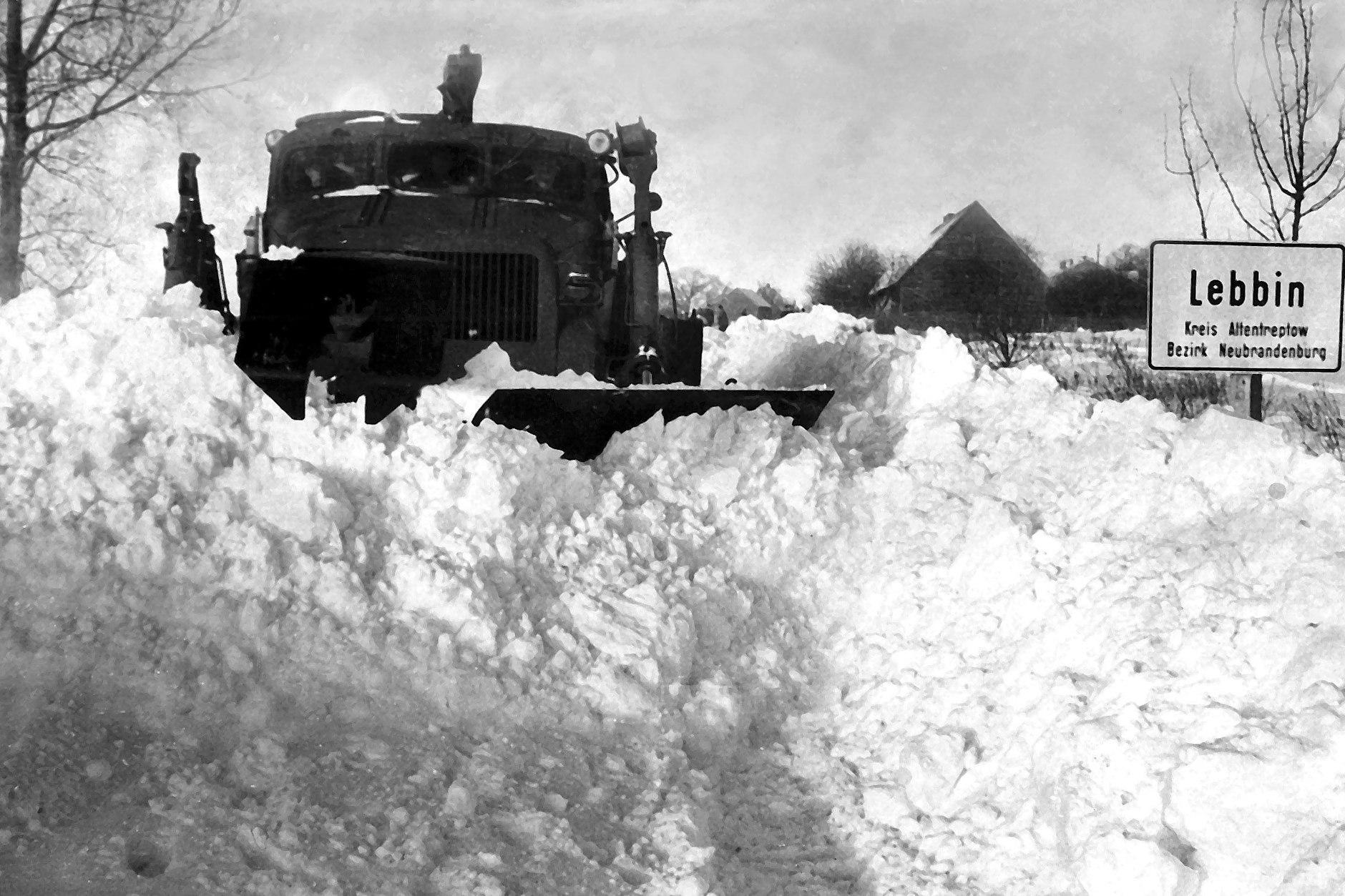 Mit schwerer Technik hilft die sowjetische Armee die Landstraße bei Lebbin (Kreis Altentreptow) von meterhohen Schneeverwehungen zu räumen.