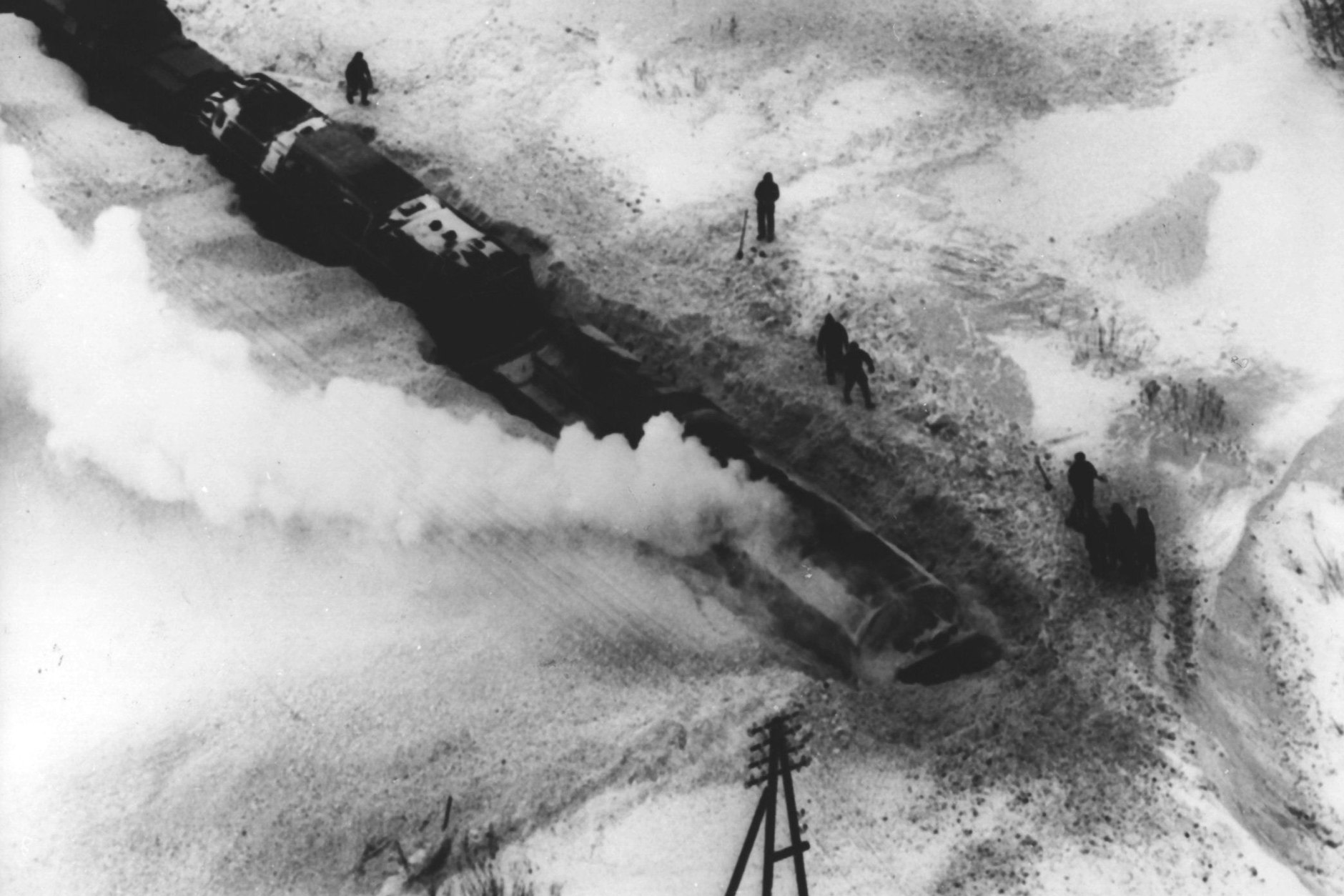 Sassnitz: Die Eisenbahn-Transitstrecke nach Sassnitz auf der Insel Rügen wird im strengen Winter 1978/79 durch den Einsatz von Schneefräsen und teilweise sogar durch Sprengungen Meter für Meter geräumt.