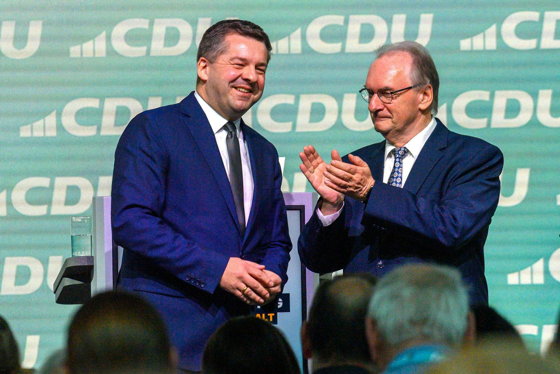 Reiner Haseloff (r.) macht Sven Schulze Platz auf dem Posten des Ministerpräsidenten des Landes Sachsen-Anhalt.