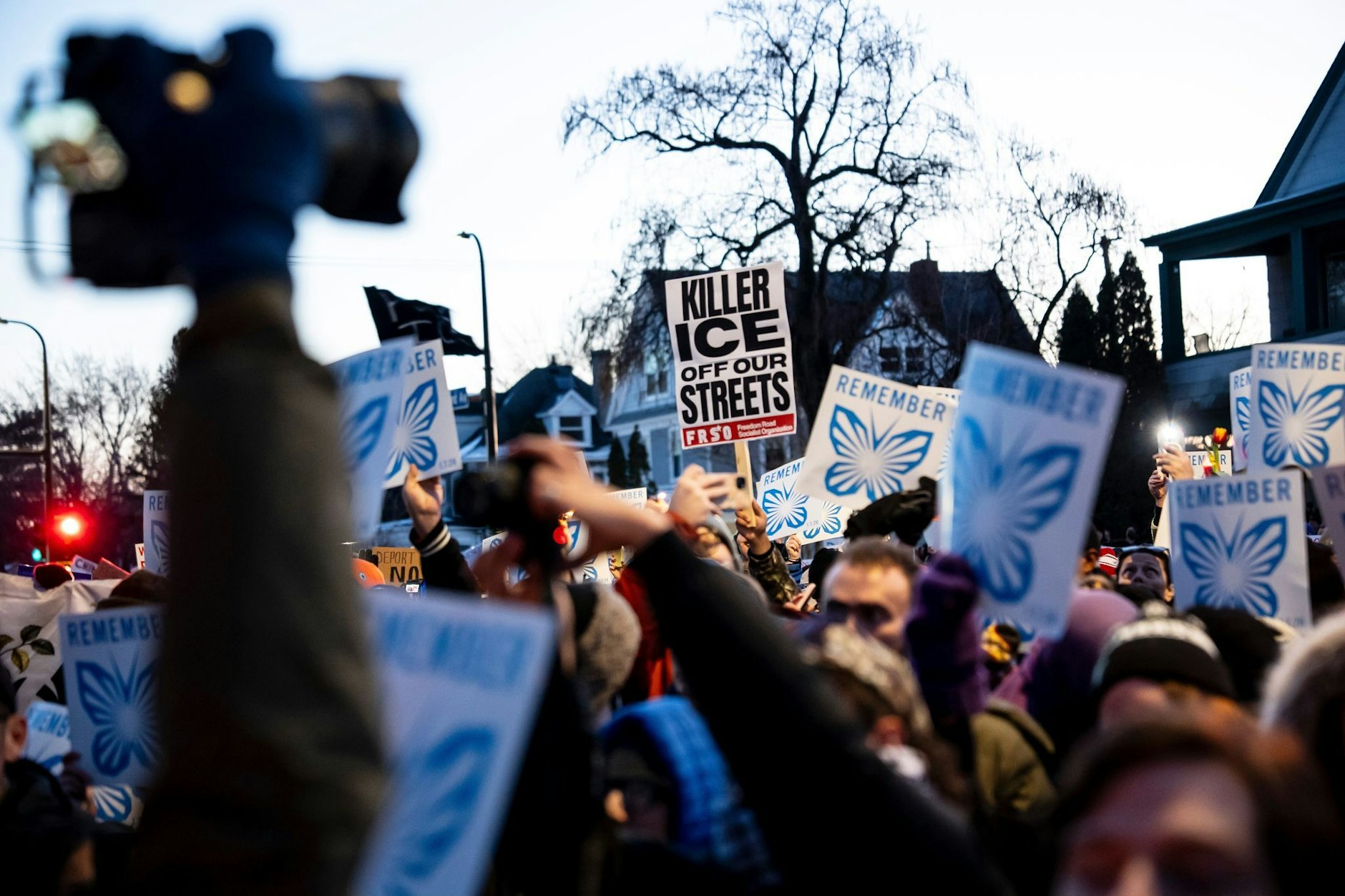 Menschen nehmen an einem Protest und einer Mahnwache teil, nachdem ein Beamter der Einwanderungs- und Zollbehörde eine Frau erschossen hat. 