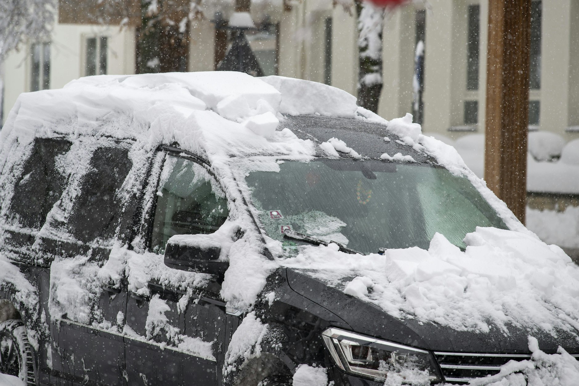 Autofahrer müssen Schnee vom Autodach räumen.