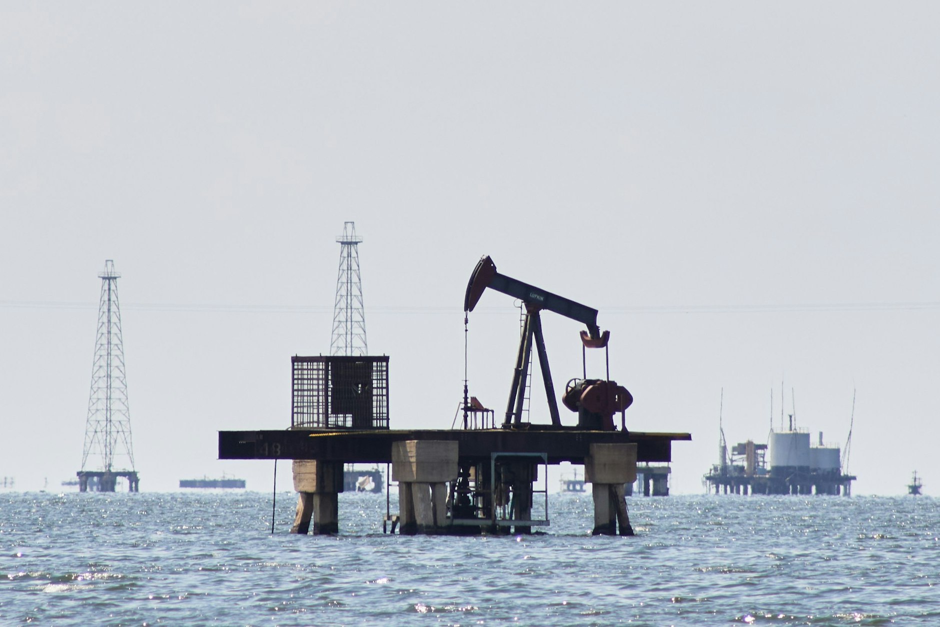 Ein Ölpumpenheber steht unbenutzt in Cabimas, Venezuela