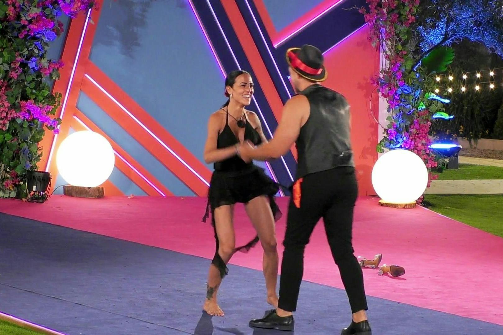 Als Elena Miras und David tanzen, kommt es plötzlich zum Sturz.