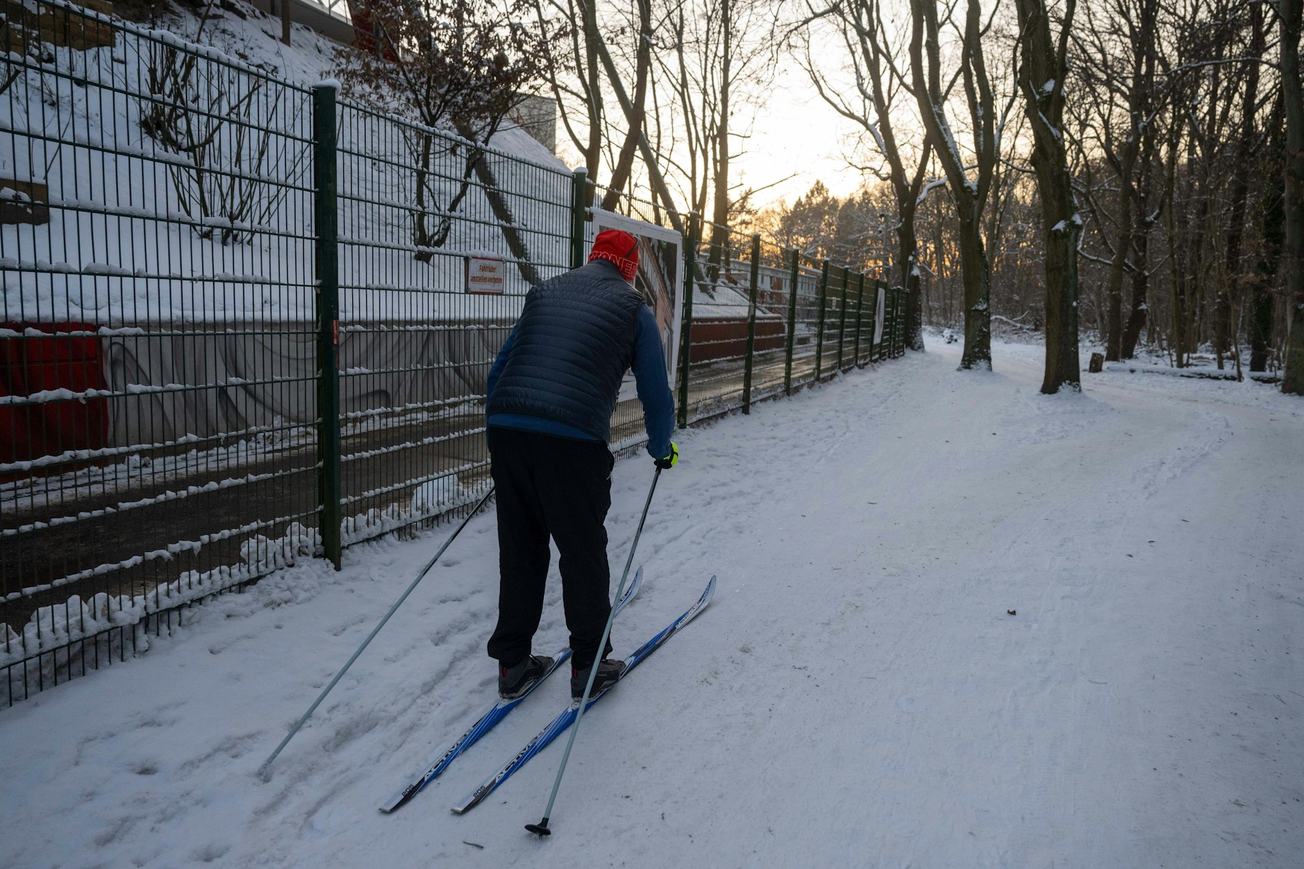 Am Mittwoch wurde dieser Skilangläufer auf dem Waldweg am Stadion gesichtet.