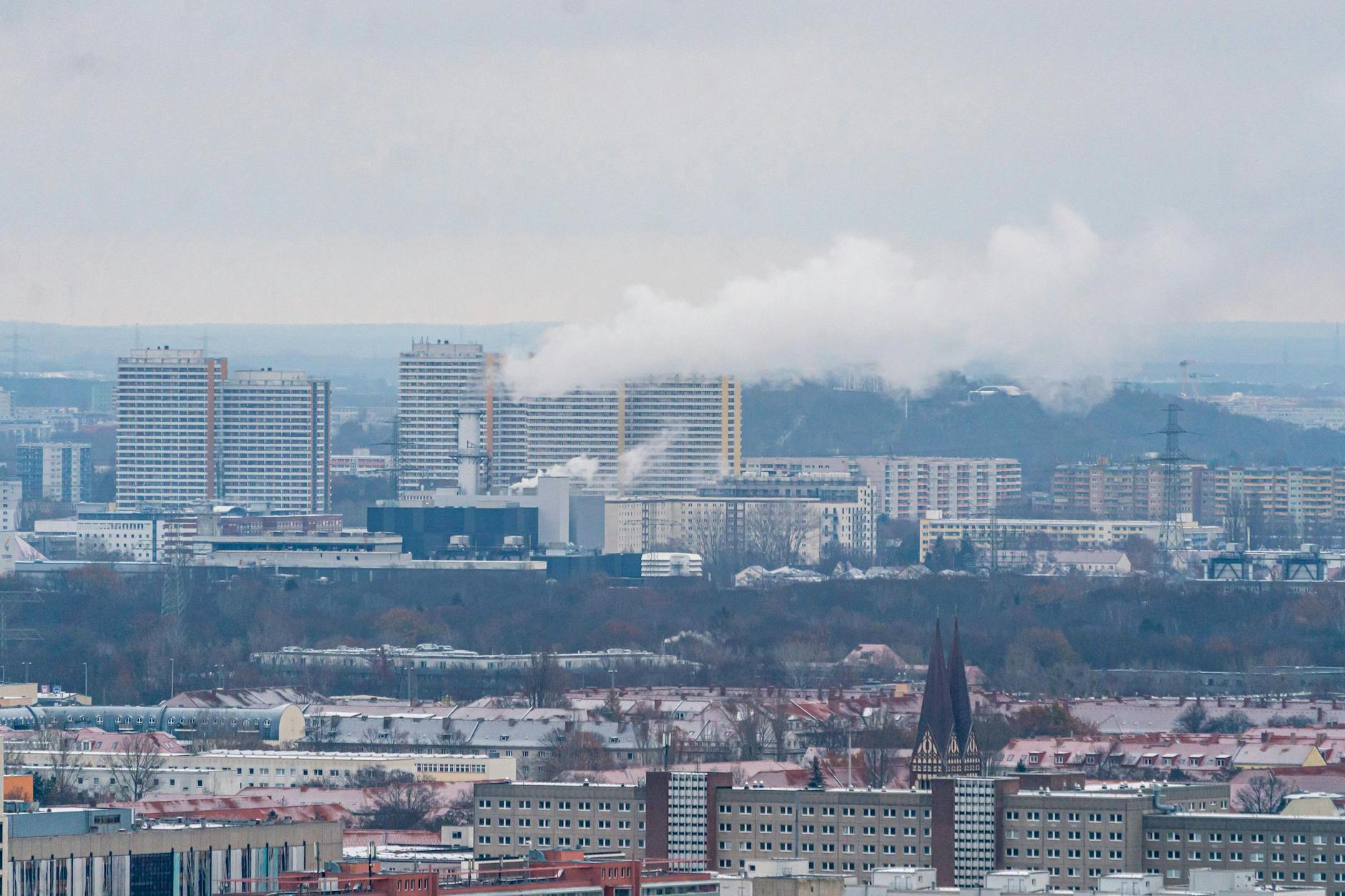 Nach einem Brandanschlag war im Südwesten Berlins für 50.000 Haushalte und 2000 Gewerbebetriebe der Strom ausgefallen. Nun gibt es eine weitere Drohung.