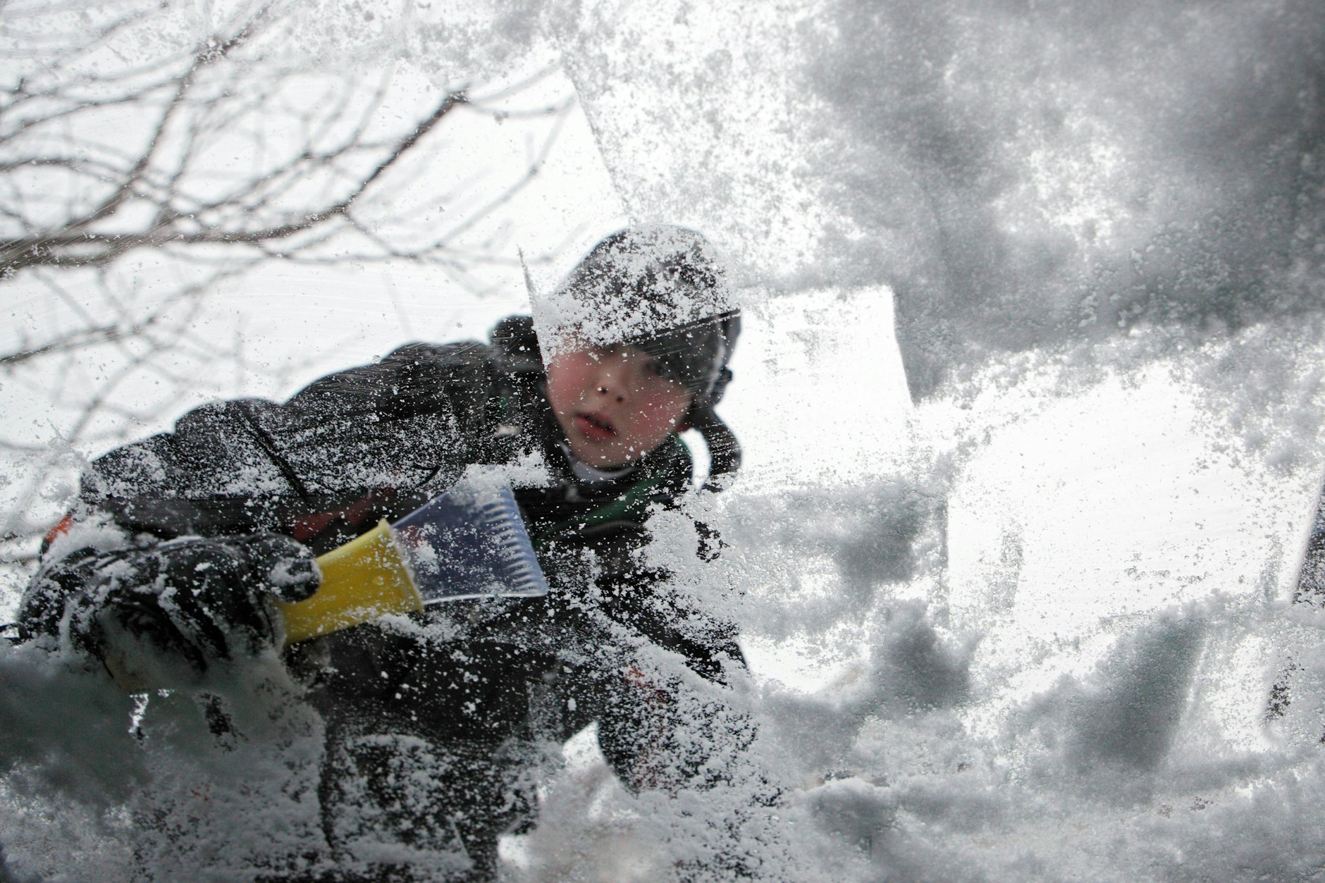 Autoscheiben müssen freigekratzt werden, ein Guckloch reicht nicht.