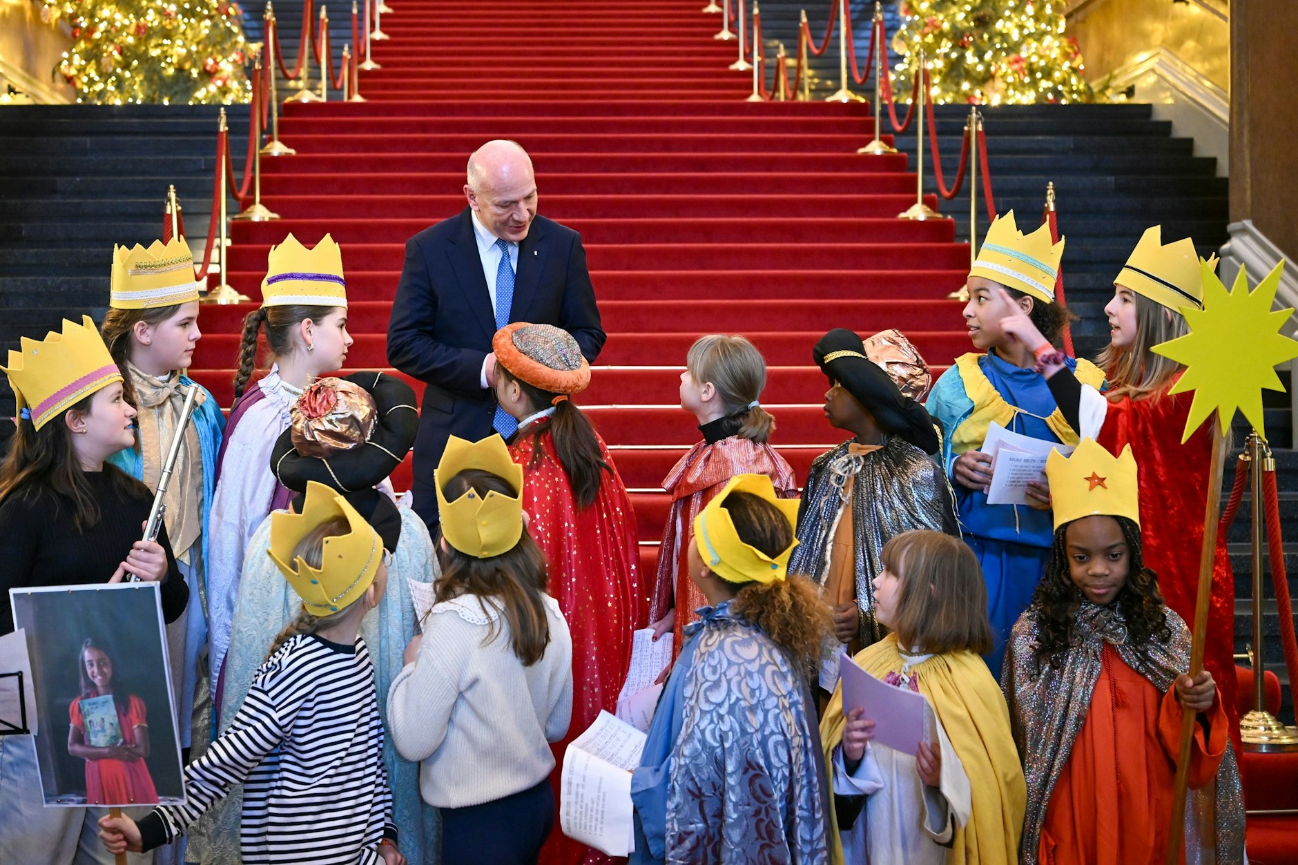 Der Regierende Bürgermeister von Berlin, Kai Wegner (CDU), empfängt Sternsinger&nbsp; im Roten Rathaus.