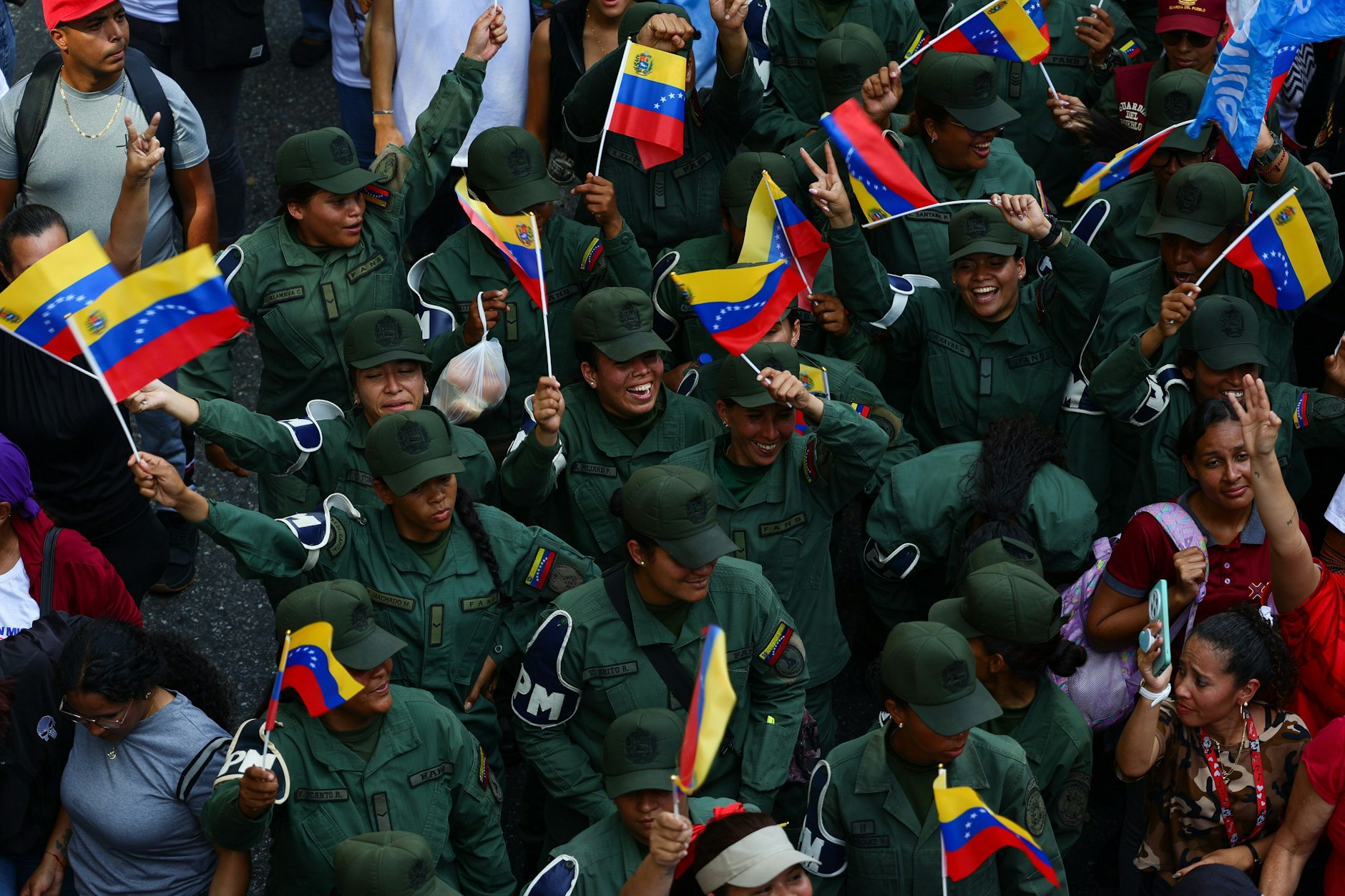 Venezuela, Caracas: Militärangehörige nehmen an einer von der Regierungspartei organisierten Kundgebung zur Unterstützung von Präsident Nicolás Maduro und seiner Frau Cilia Flores teil.