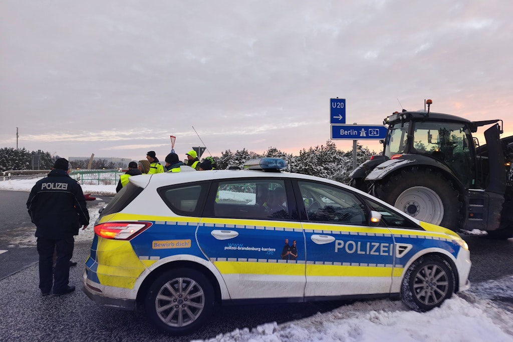 Bauernproteste: Massive Blockaden auf Autobahnen in Brandenburg und nach Berlin – diese Auffahrten…