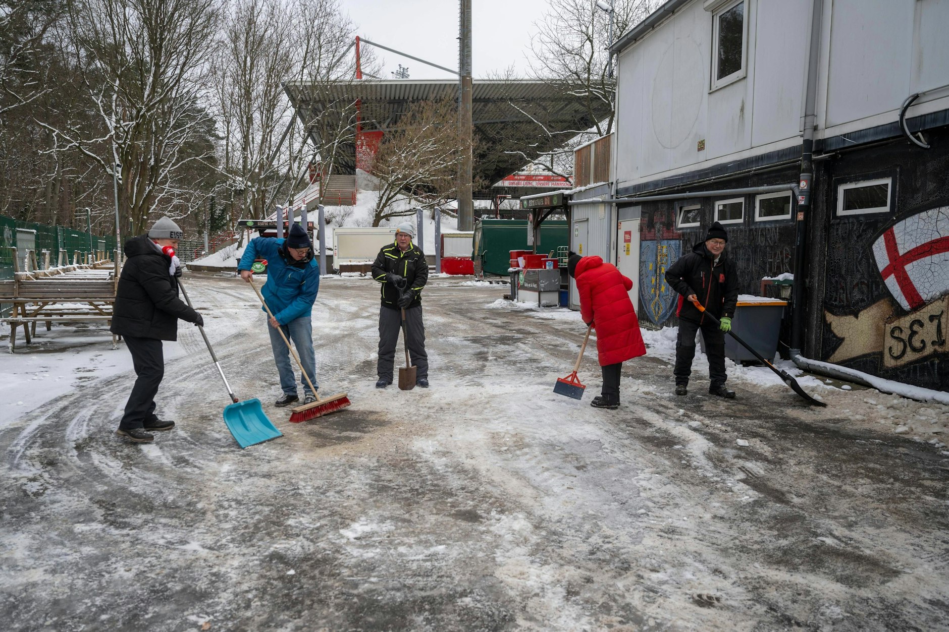 Freiwillige Fans und Angestellte haben am Donnerstag die Wege und Parkplätze am und im Stadion An der Alten Försterei von Schnee befreit.