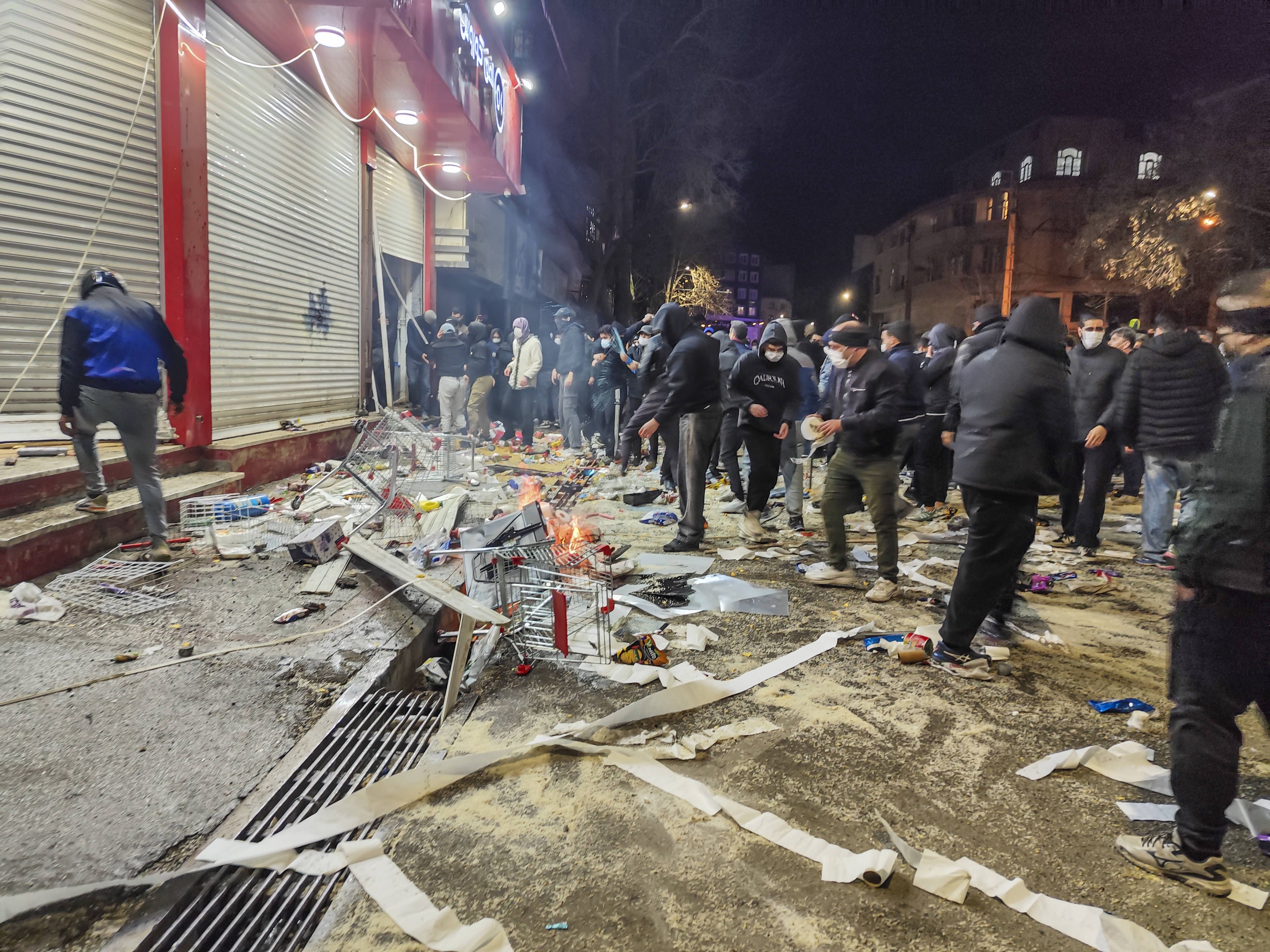 Iran: Internet seit Stunden landesweit abgeschaltet – Massendemonstration in Teheran