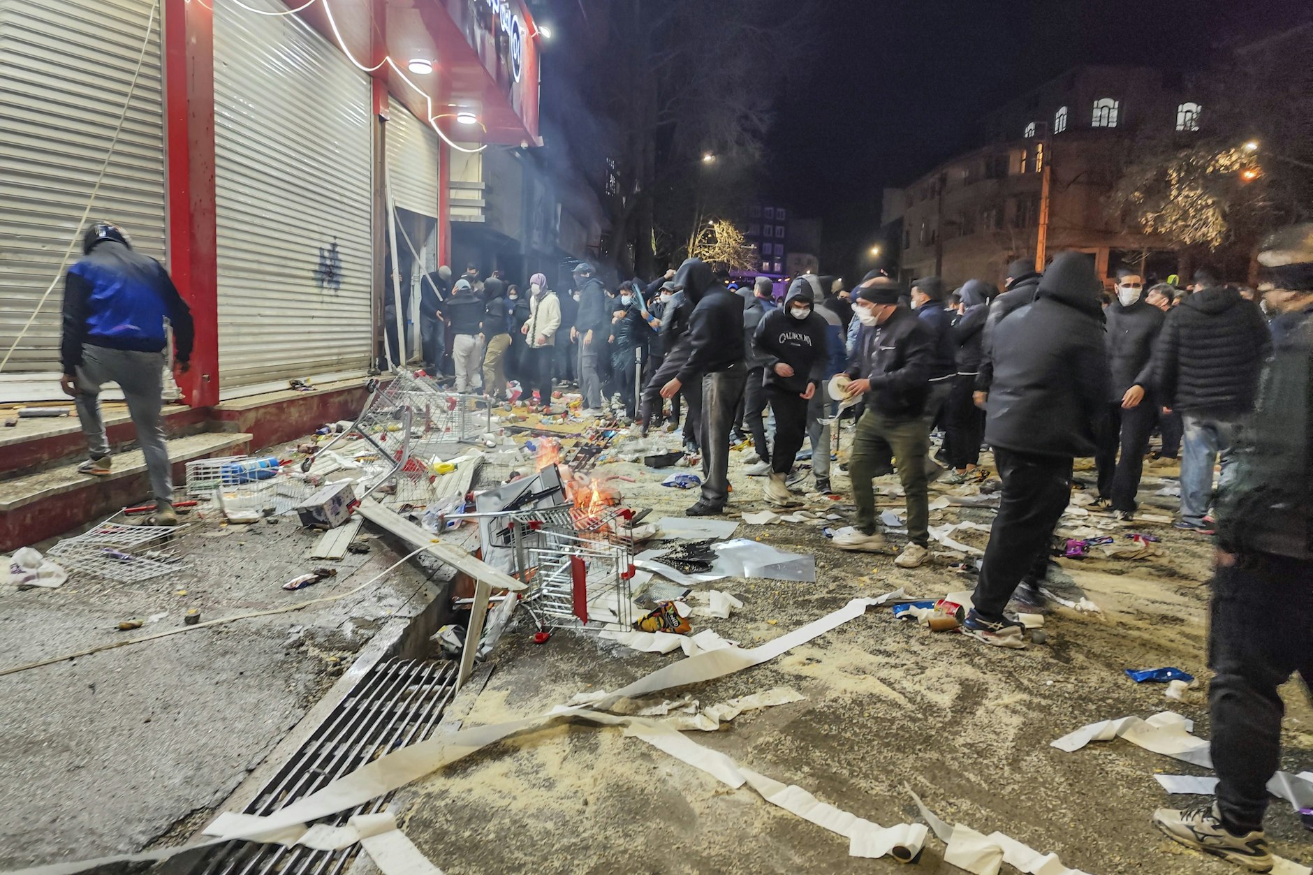 Protestierende blockieren eine Straße in Kermanshah, Iran.