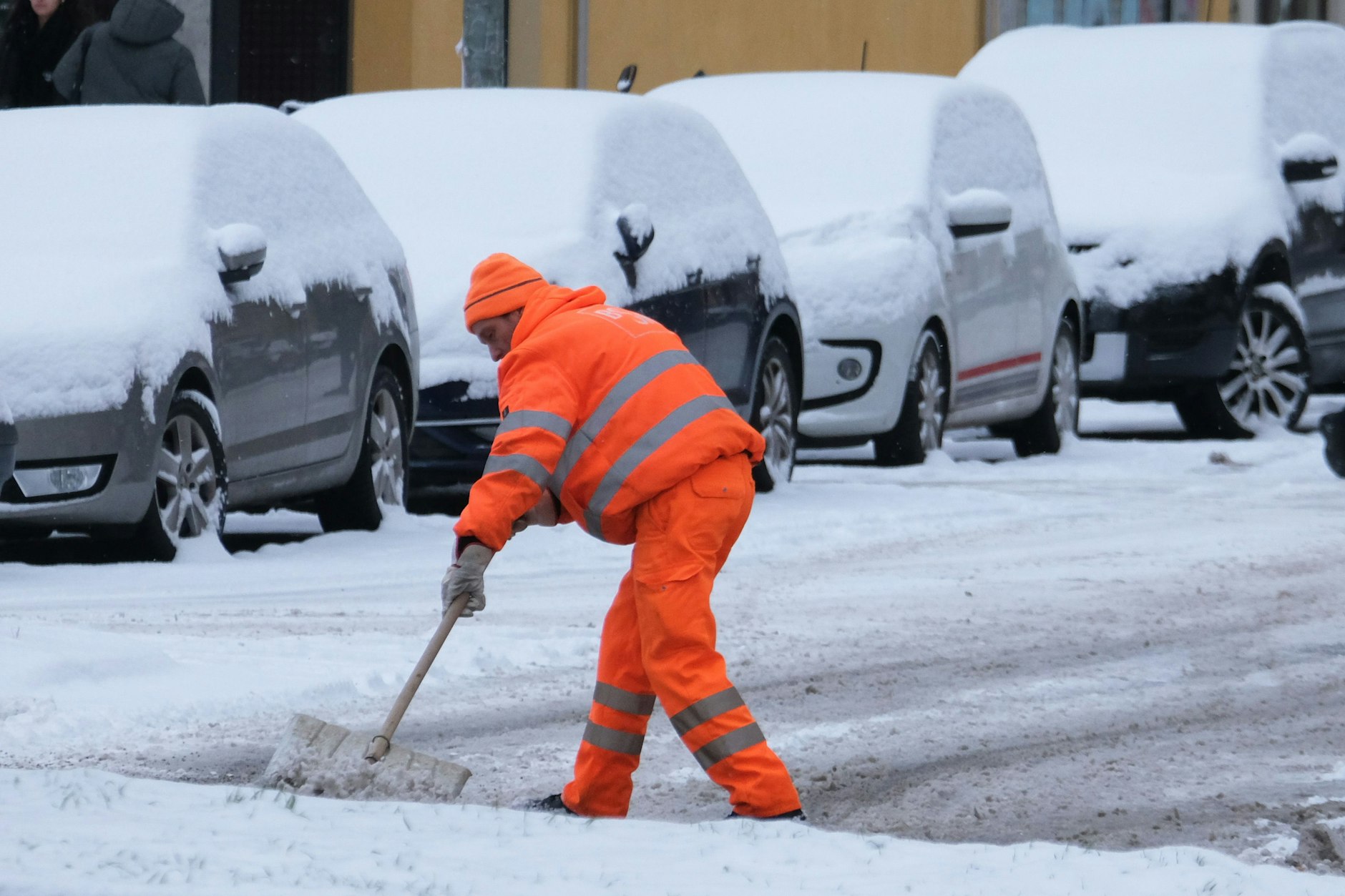 Schnee in Berlin ist immer ein echtes Problem: Die BSR räumt die Straßen, aber die Fußwege bleiben oft lange ungeräumt.