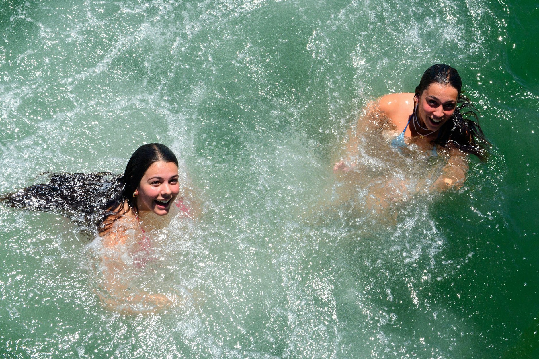 Zwei Australierinnen suchen bei über 40 Grad Abkühlung im Meer.