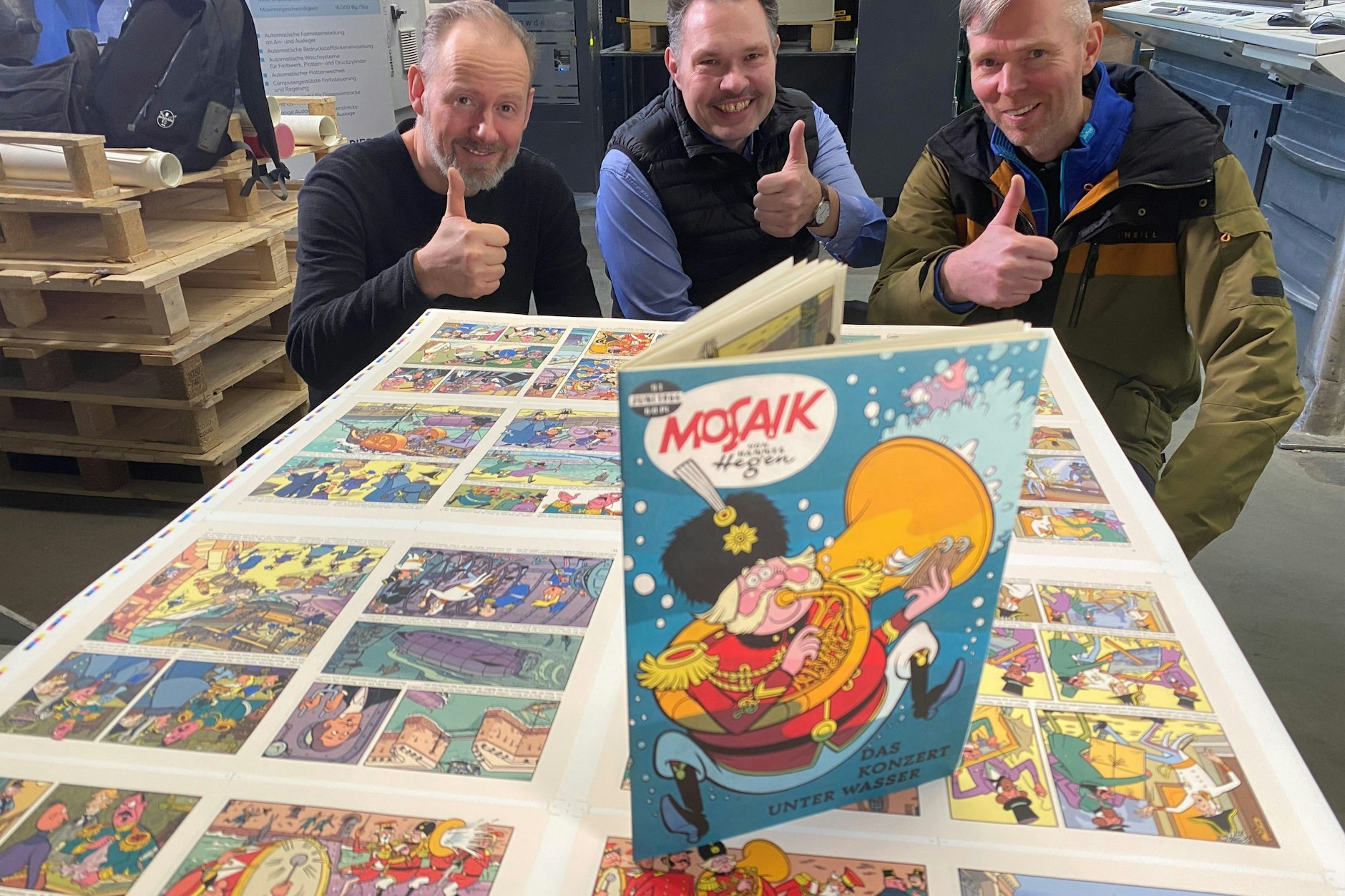 Es ist vollbracht! Zeichner Ulf S. Graupner, Druckerei-Chef Sven Regen und Herausgeber Henning Krowiasch mit dem druckfrischen Moasik mit den Digedags.