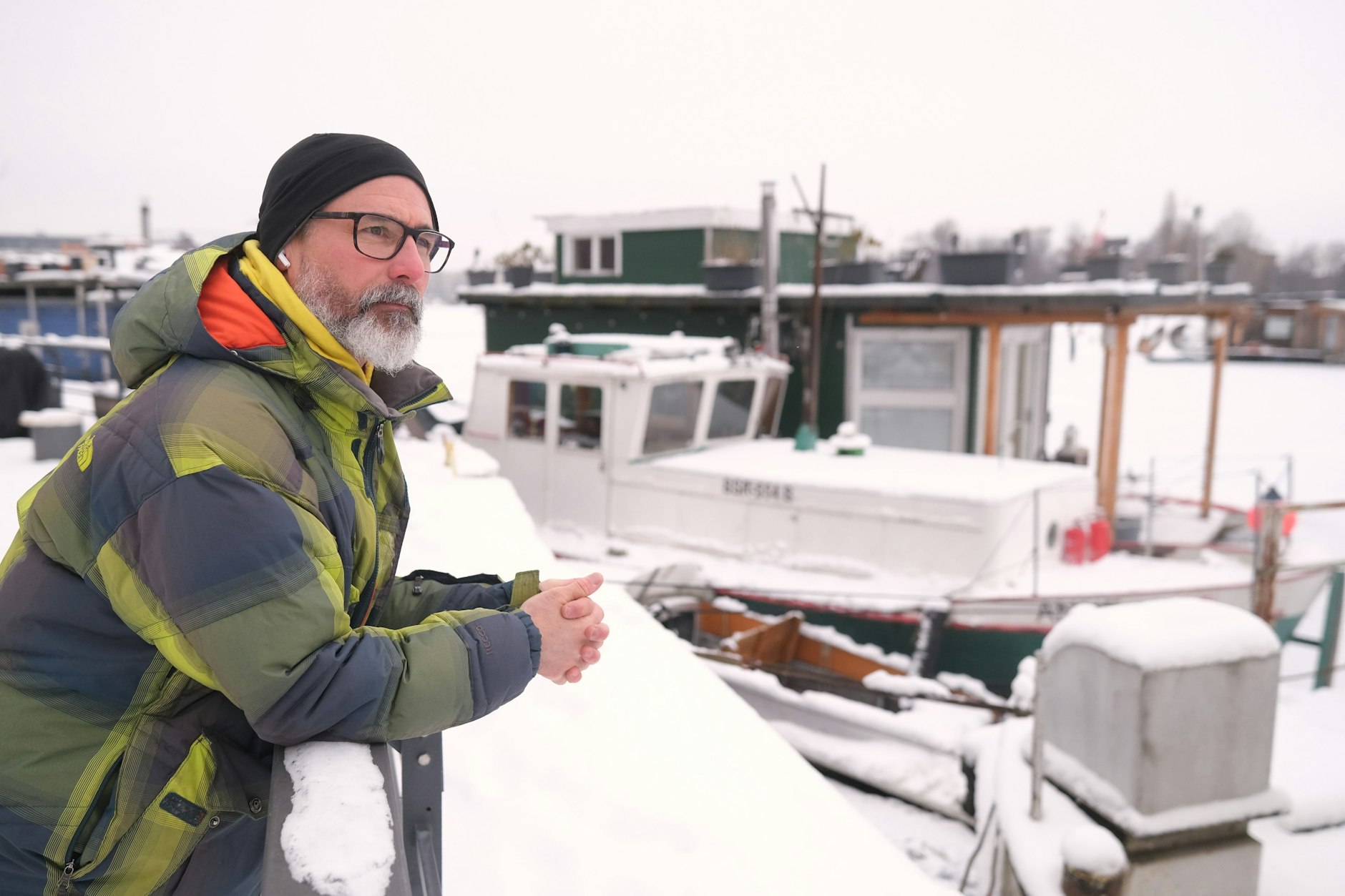 Der Ausblick von der Stralauer Seite in Friedrichshain und seinem Hausboot rüber nach Rummelsburg ist herrlich für Christian P. Doetsch.