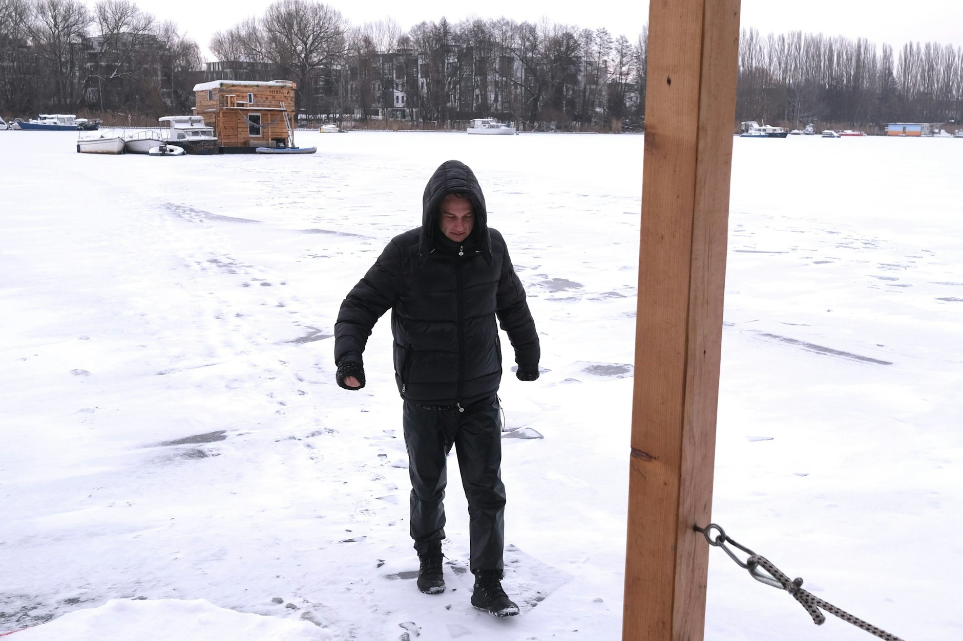 Mark Ustrup läuft von seinem Boot (hinten) übers Eis zum Boot von Christian P. Doetsch.