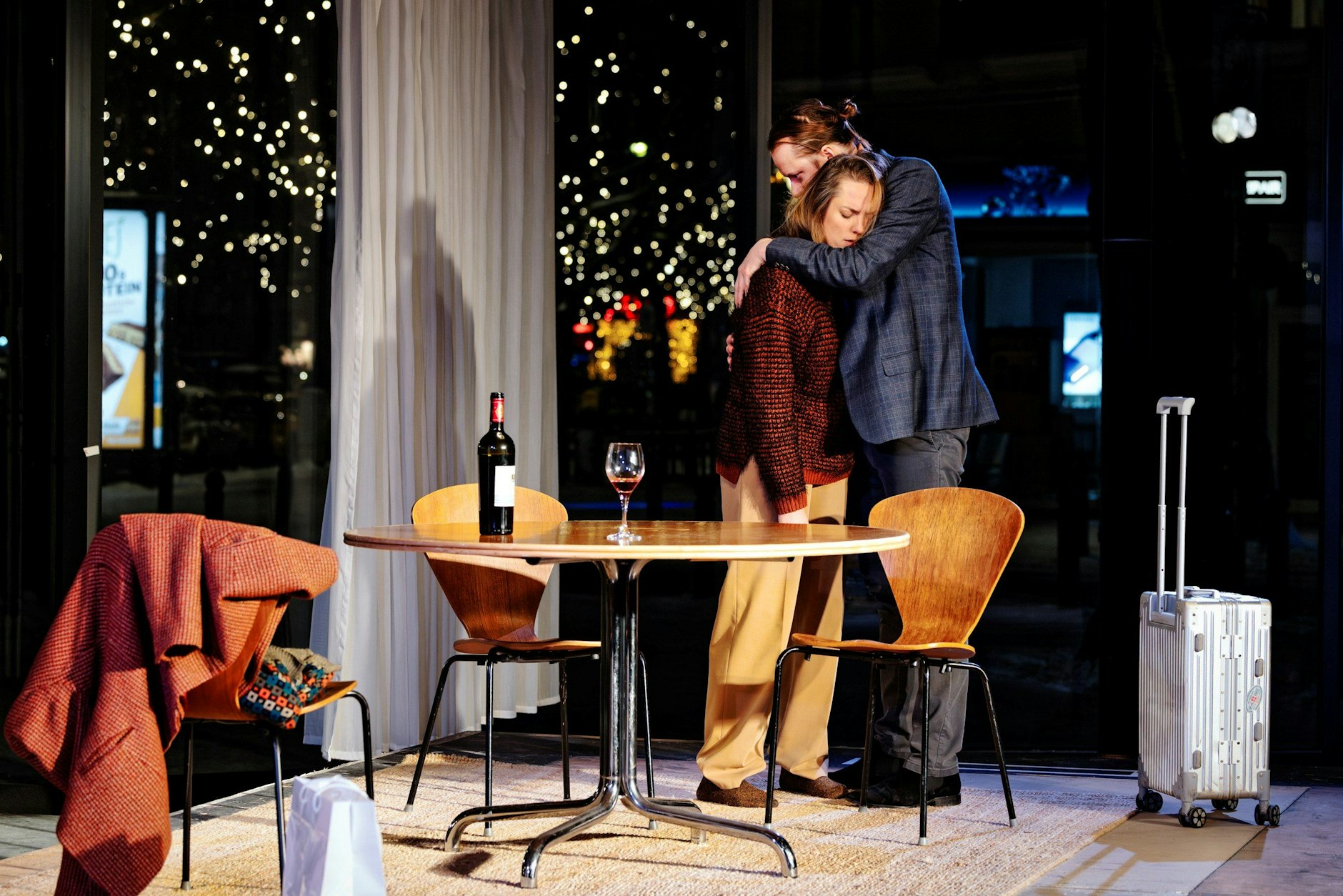 Hinten glitzert der Kudamm. Marie Burchard und Stefan Stern als Simone und Erik in „Egal“ von Marius von Mayenburg