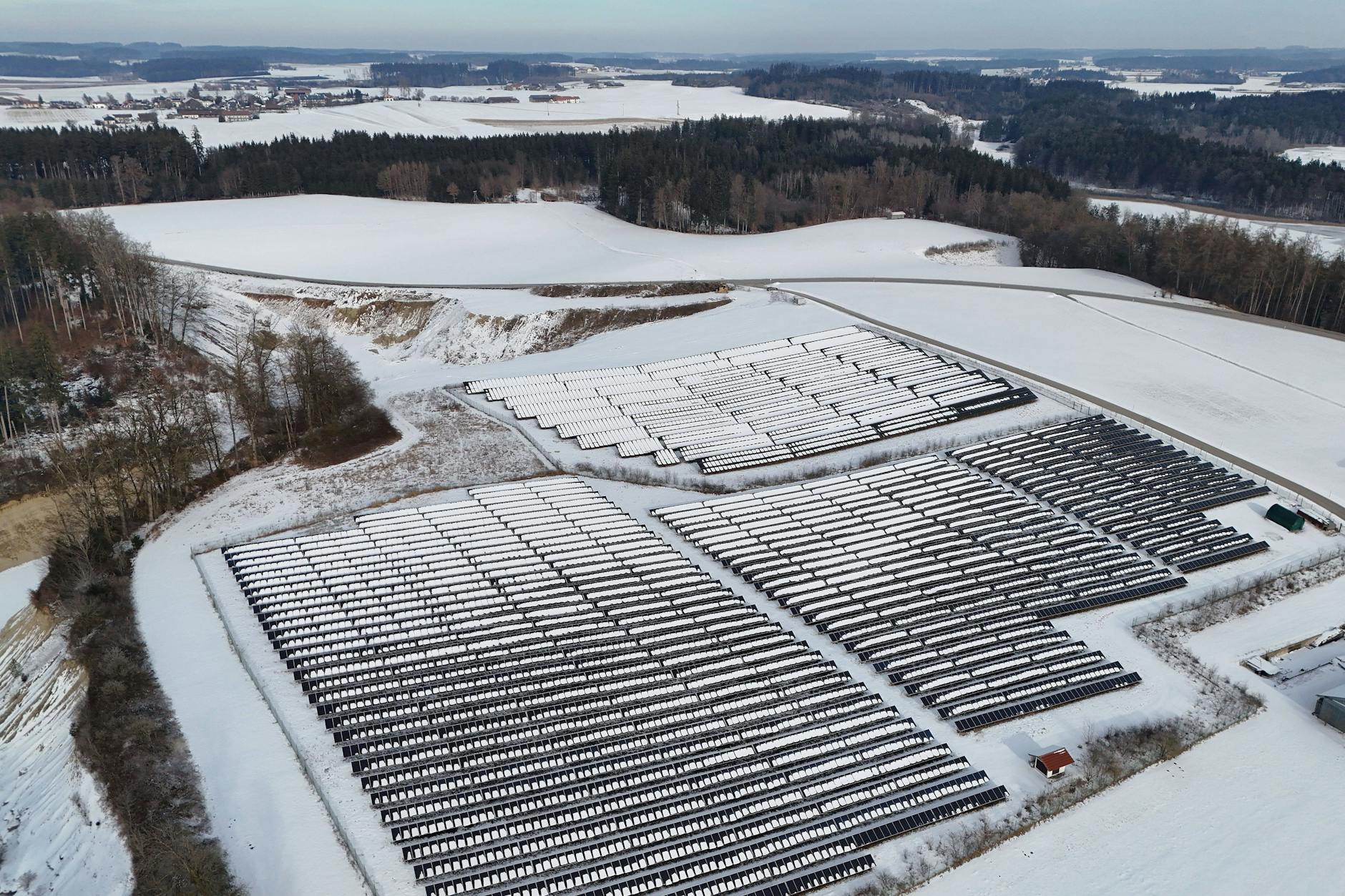 Verschneiter Solarpark in Bayern.