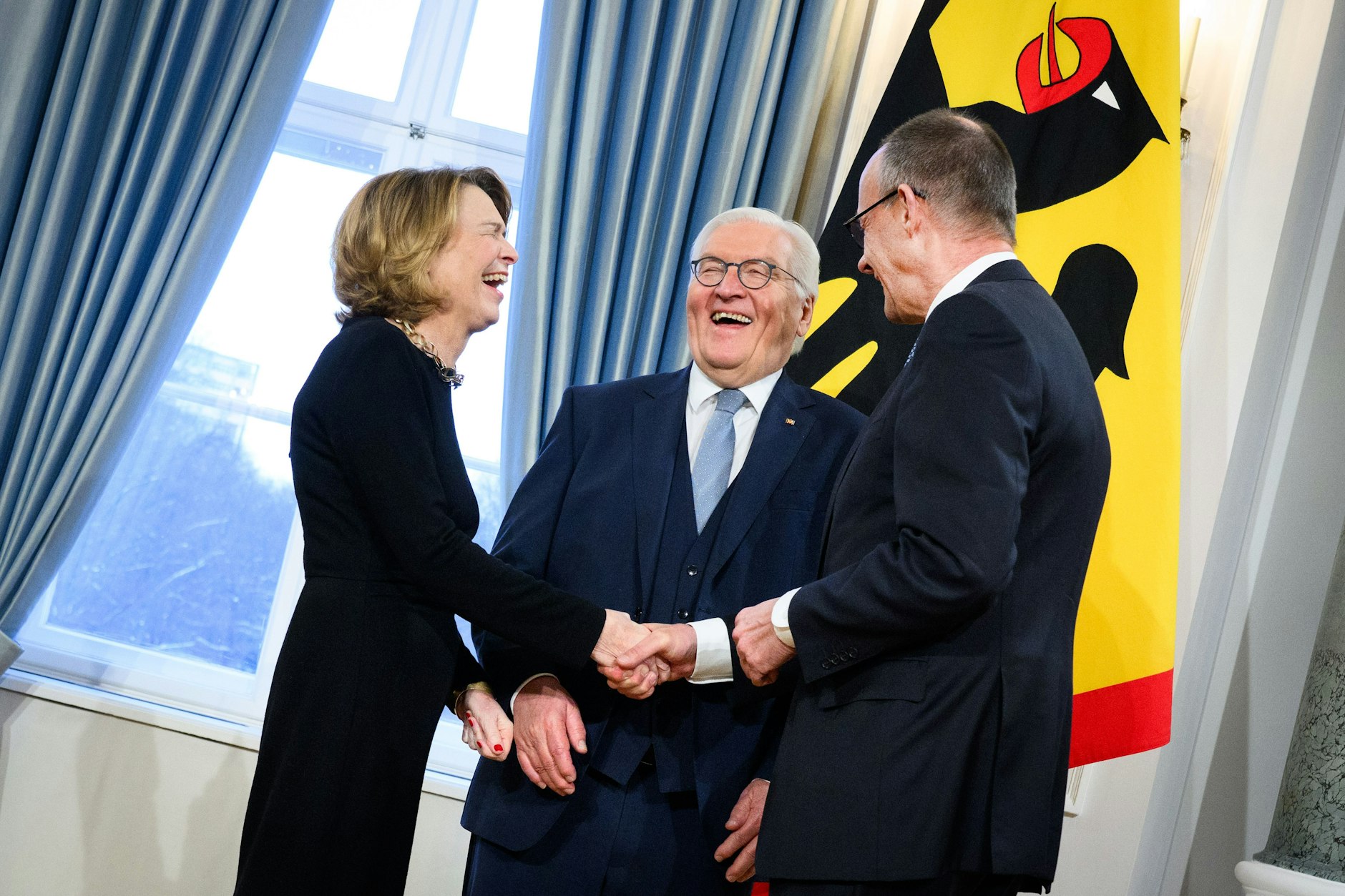 Bundespräsident Frank-Walter Steinmeier (M) und seine Frau Elke Büdenbender begrüßen Bundeskanzler Friedrich Merz (CDU, r) beim Neujahrsempfang von Bundespräsident Steinmeier im Schloss Bellevue.