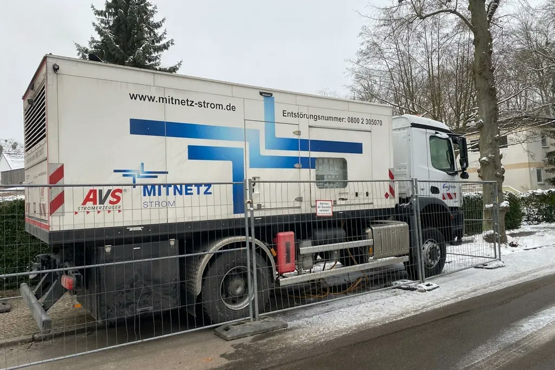Auch nach dem Stromausfall bleiben Mega-Notstromaggregate vor Altenheimen stationiert.