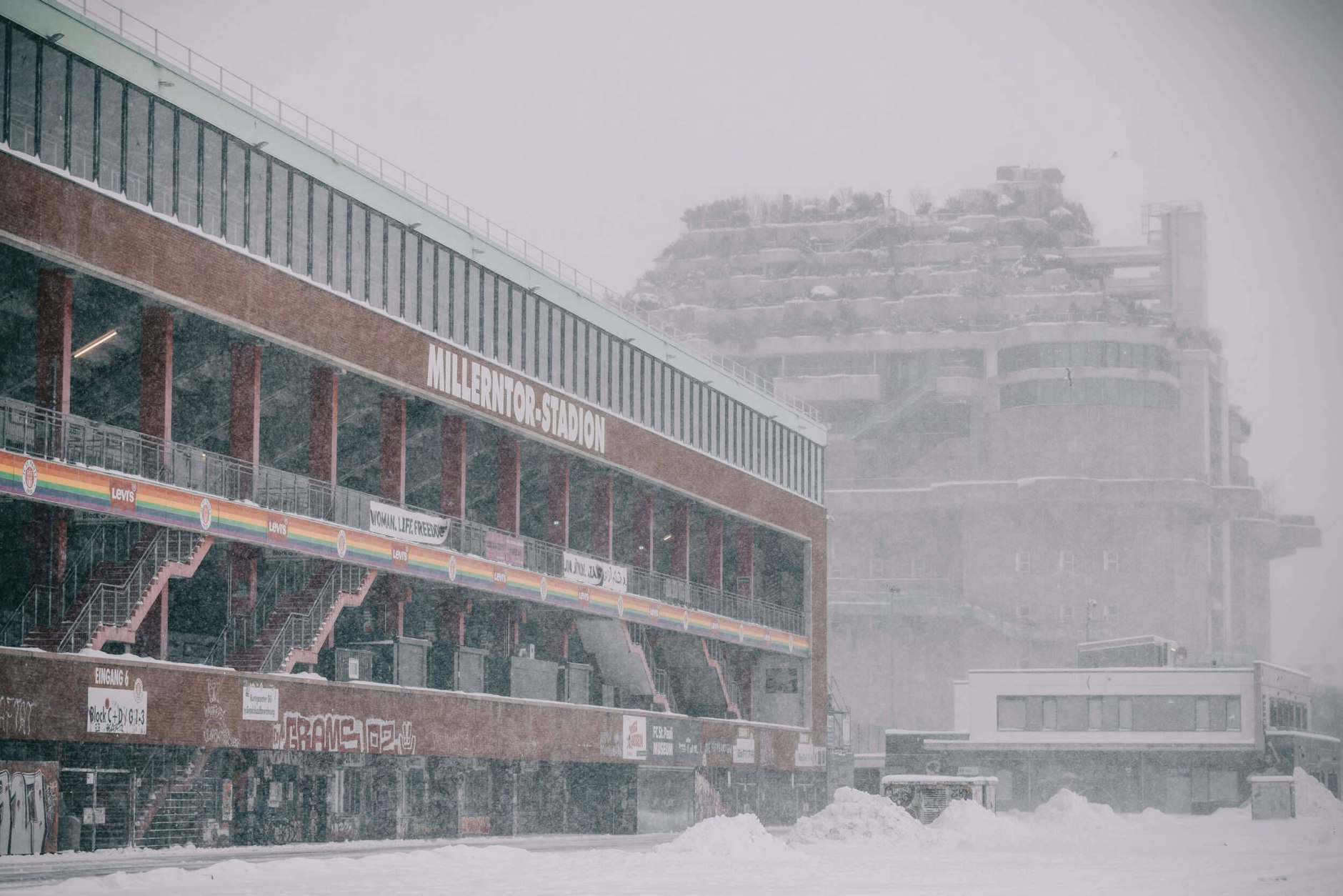 Am Hamburger Millerntor kann am Wochenende aufgrund des heftigen Schneefalls nicht Fußball gespielt werden.