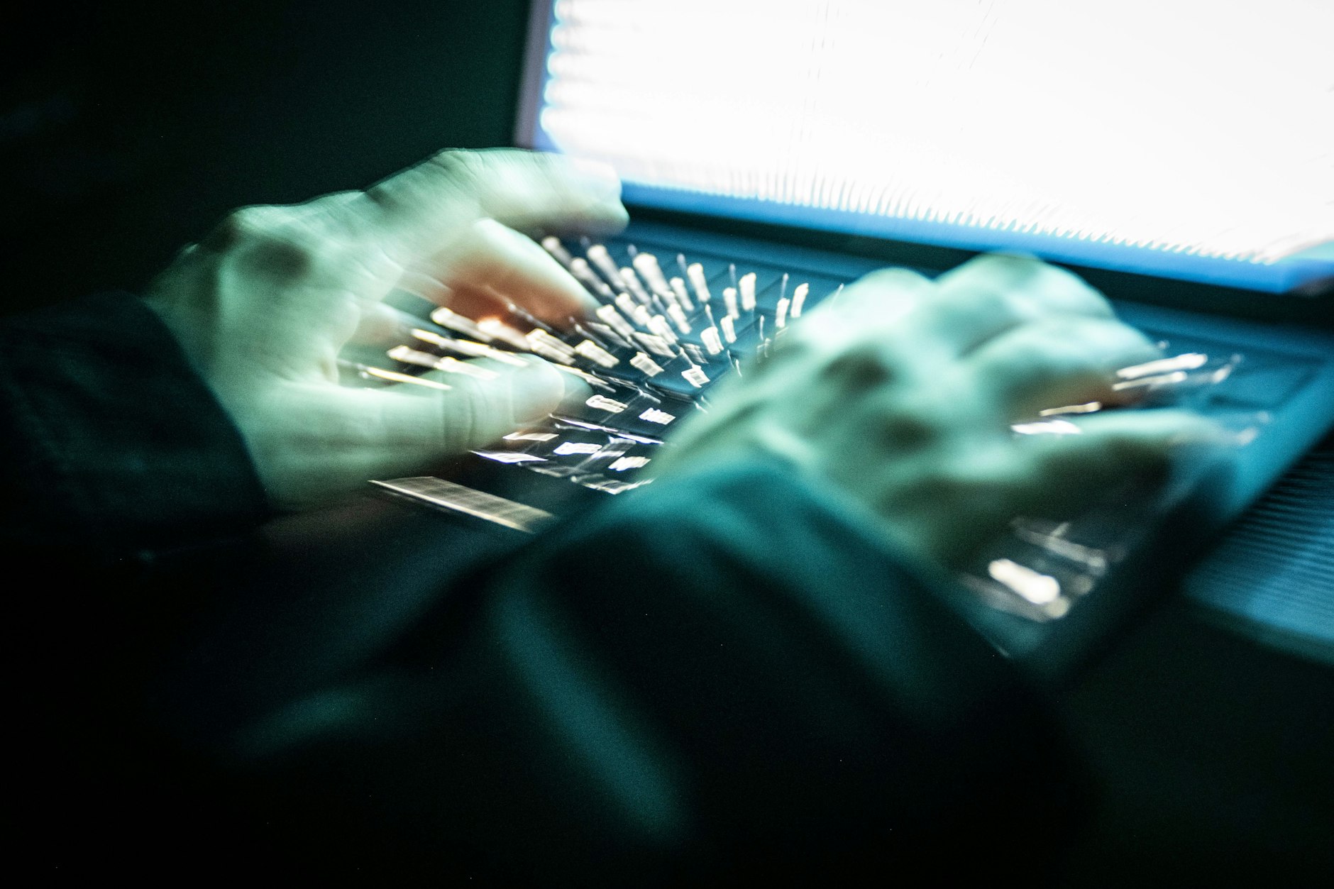 Im Internet soll der Angeklagte gezielt seine Opfer gesucht haben.