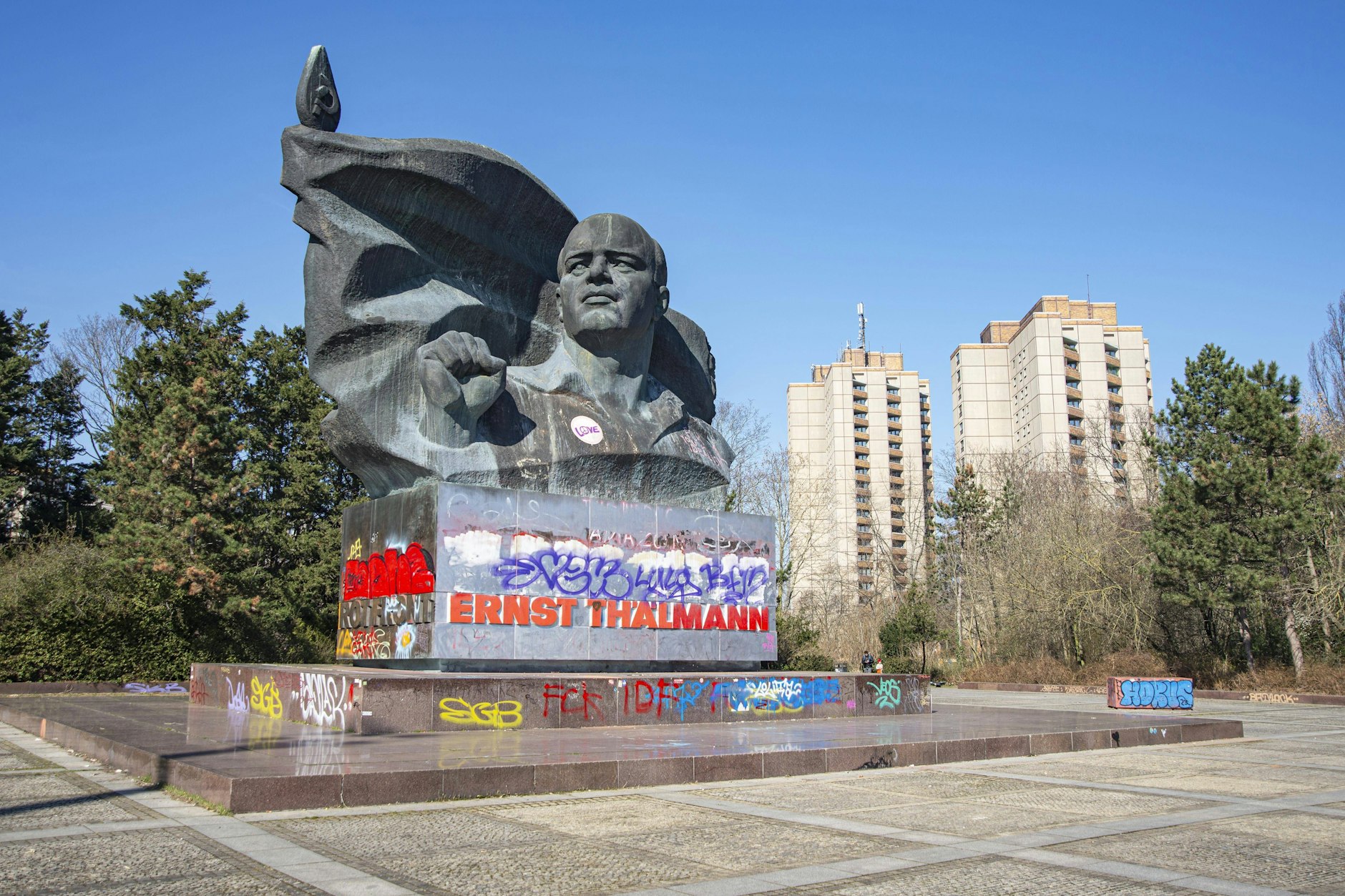 In einem Hochhauswohnblock an der Greifswalder Straße gab es am Donnerstag einen Großeinsatz der Polizei.