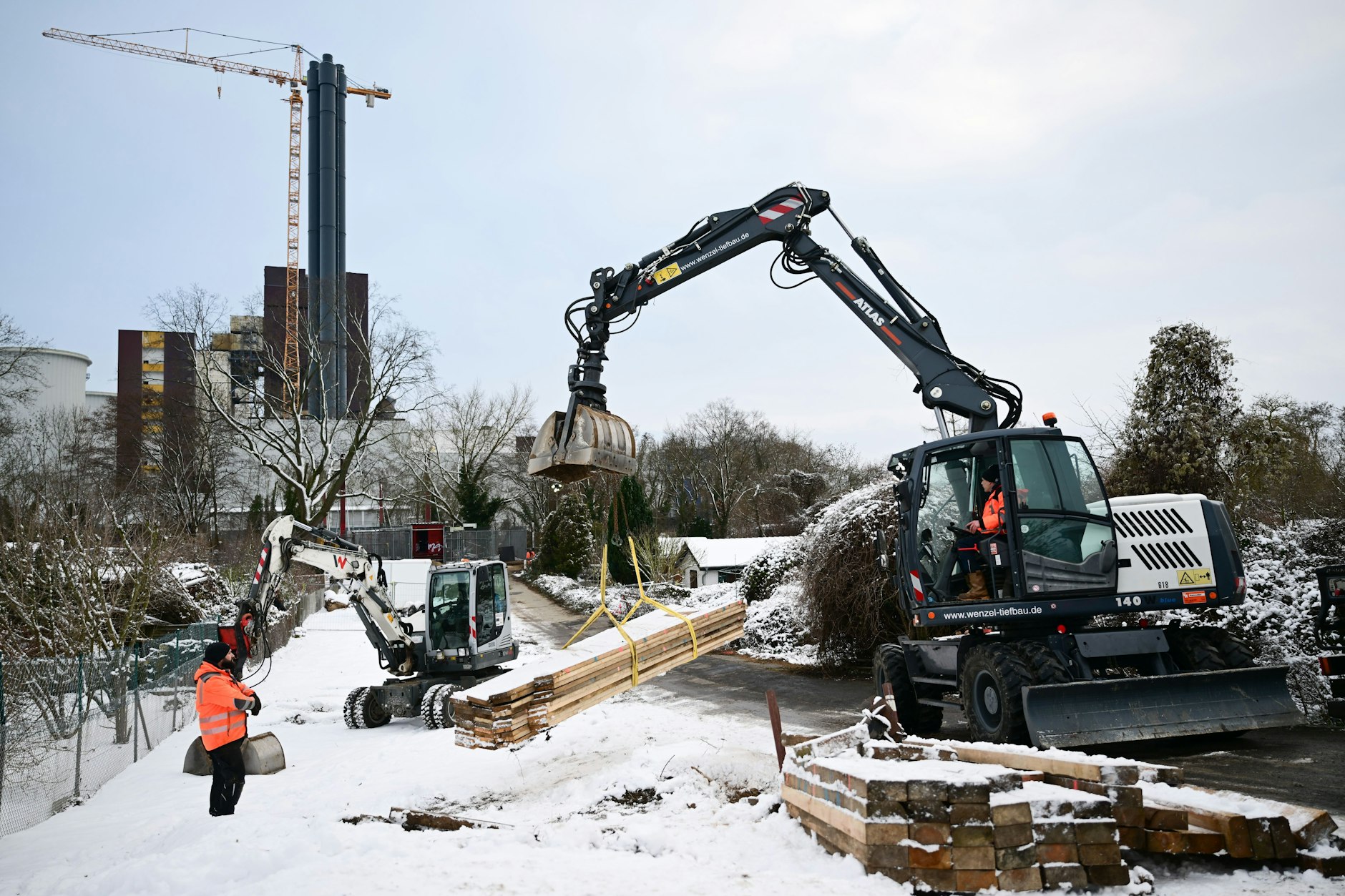 An der abgebrannten Kabelbrücke wurde eine neue Leitungsverbindung geschaffen – ein Provisorium.