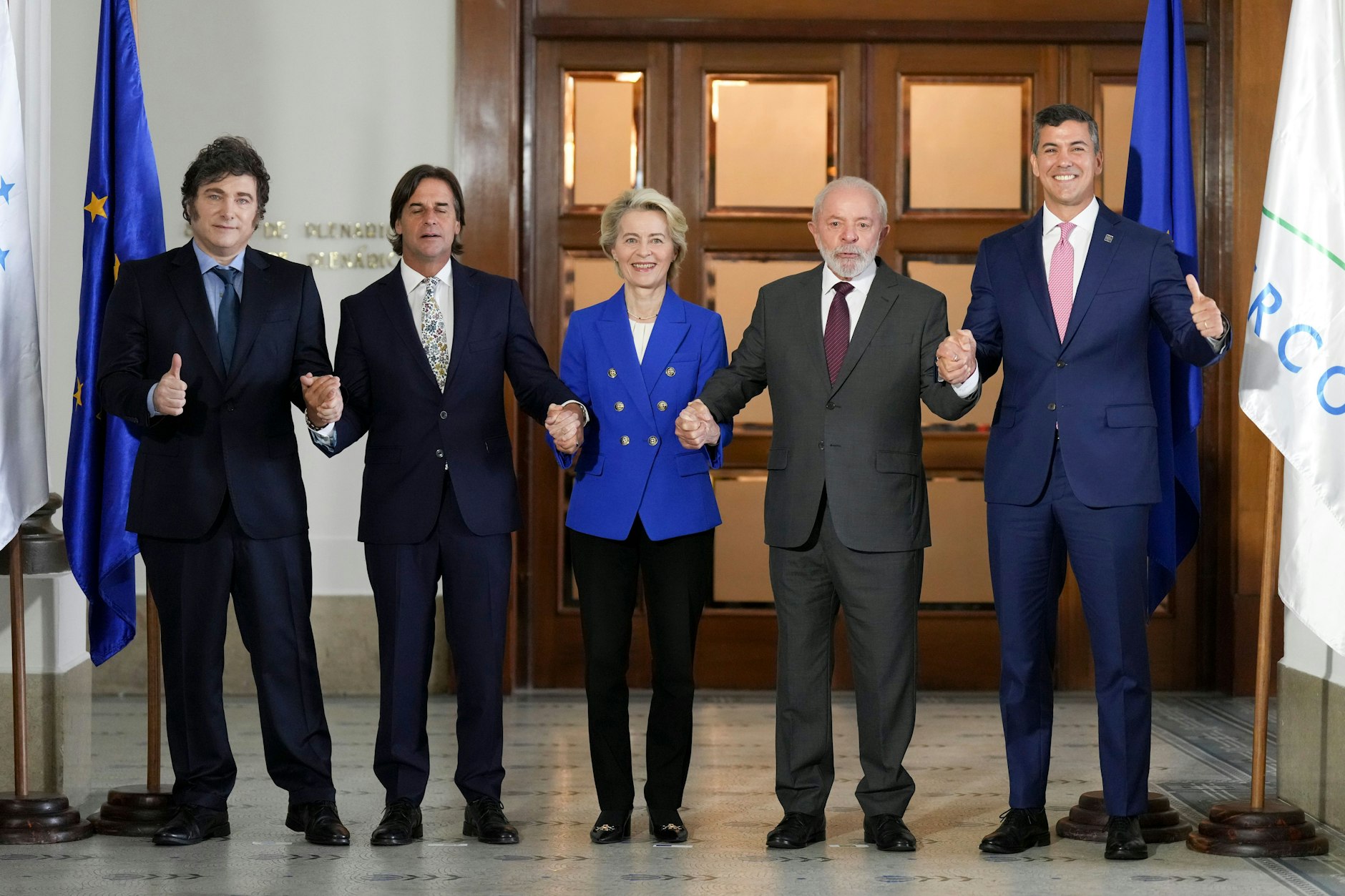 Der argentinische Präsident Javier Milei (l-r), der uruguayische Präsident Luis Lacalle Pou, EU-Kommissionspräsidentin Ursula von der Leyen, der brasilianische Präsident Luiz Inacio Lula da Silva und der paraguayische Präsident Santiago Pena während eines Mercosur-Gipfels 2024.