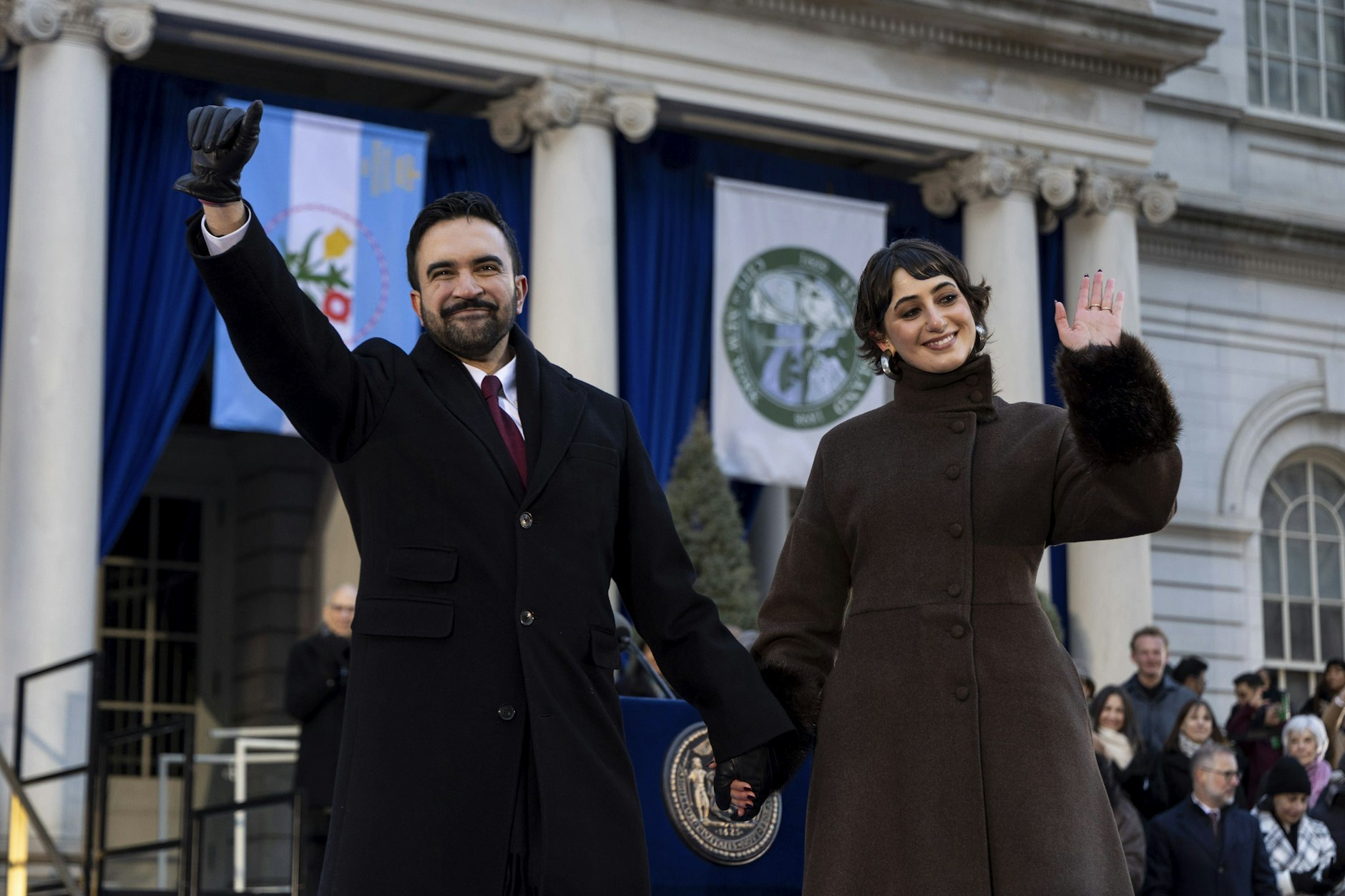 Zohran Mamdani und Rama Duwaji bei der öffentlichen Amtseinführung des Bürgermeisters vor der City Hall in New York