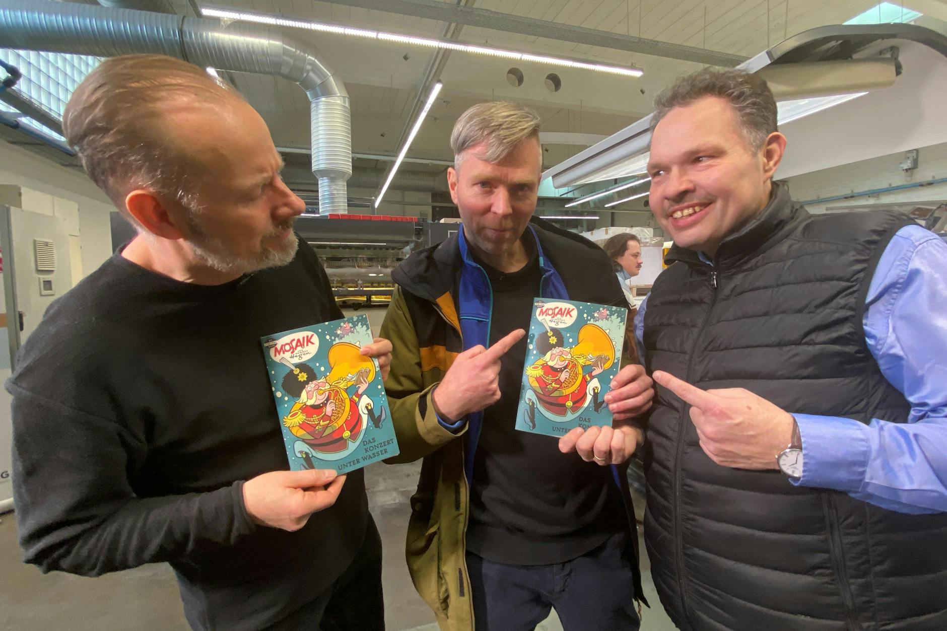 Die ersten Mosaik-Hefte sind fertig! Zeichner Ulf S. Graubner, Herausgeber Henning Krowiatsch und Druckerei-Chef Sven Regen sind zufrieden.