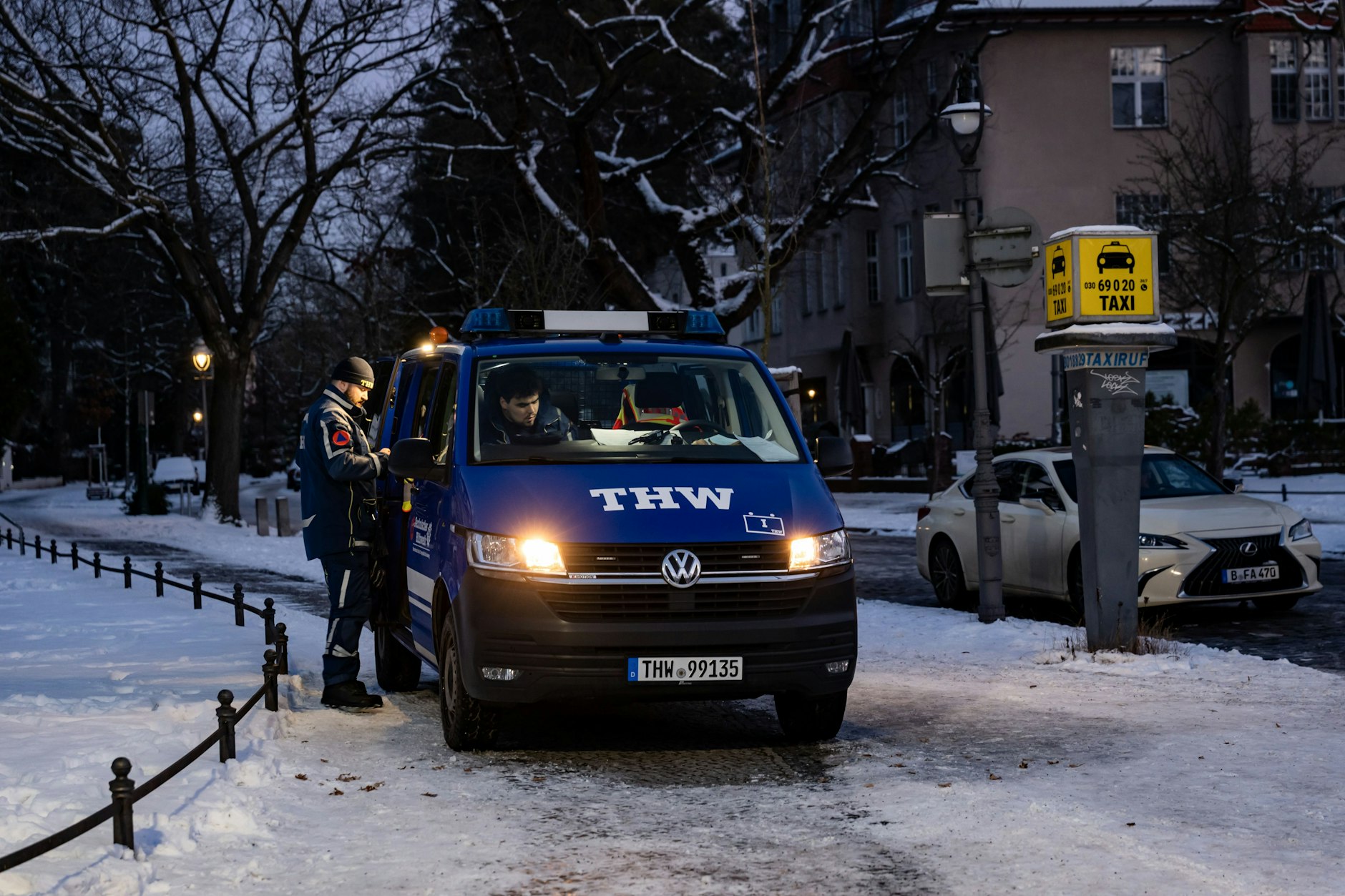 Ein Wagen der THW am Mexikoplatz in Berlin Zehlendorf am 5. Januar 2026, einen Tag nach dem Brandanschlag in Lichterfelde.