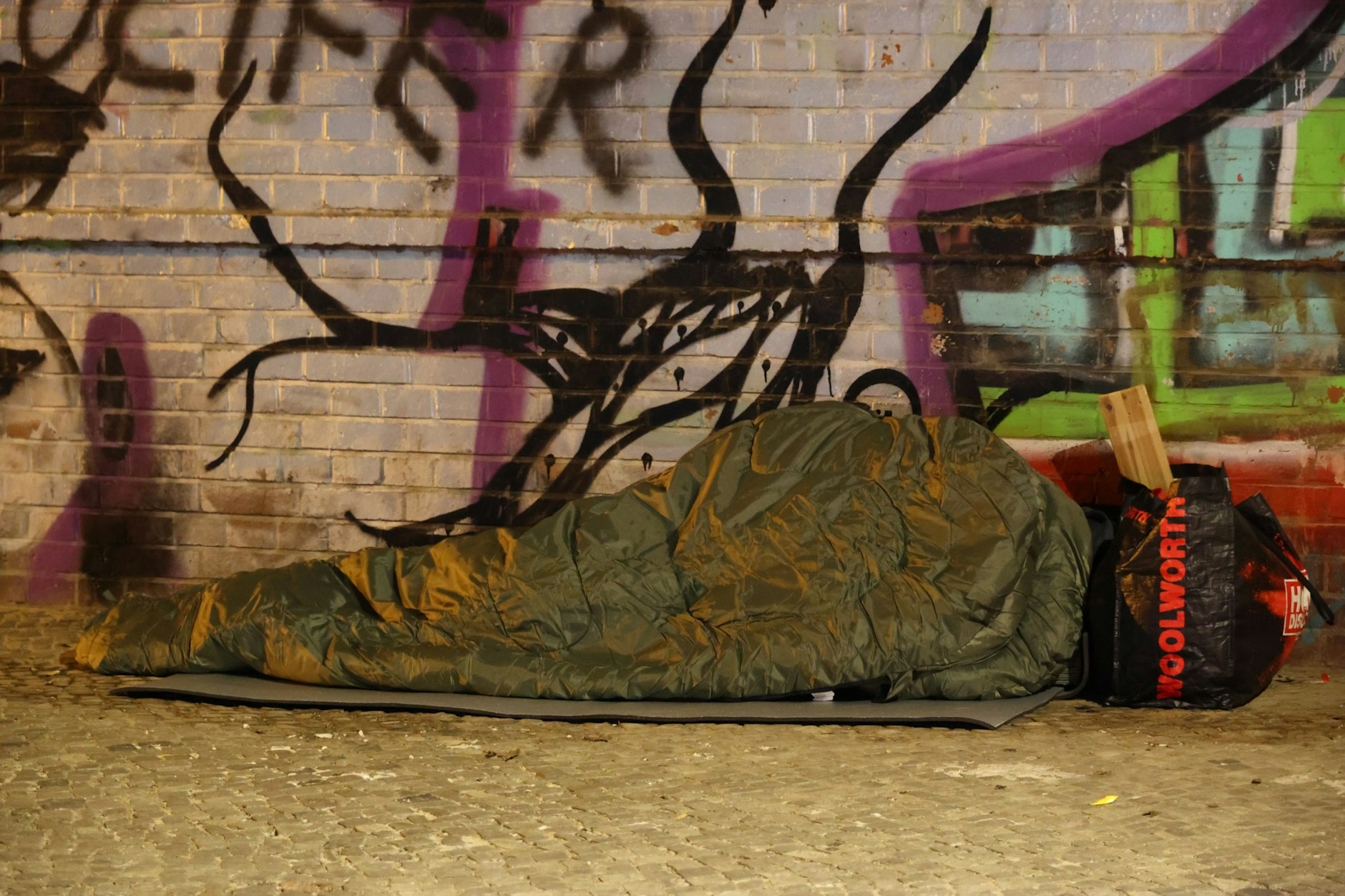 Auch der beste Schlafsack kommt bei den aktuellen Temperaturen an seine Grenzen.