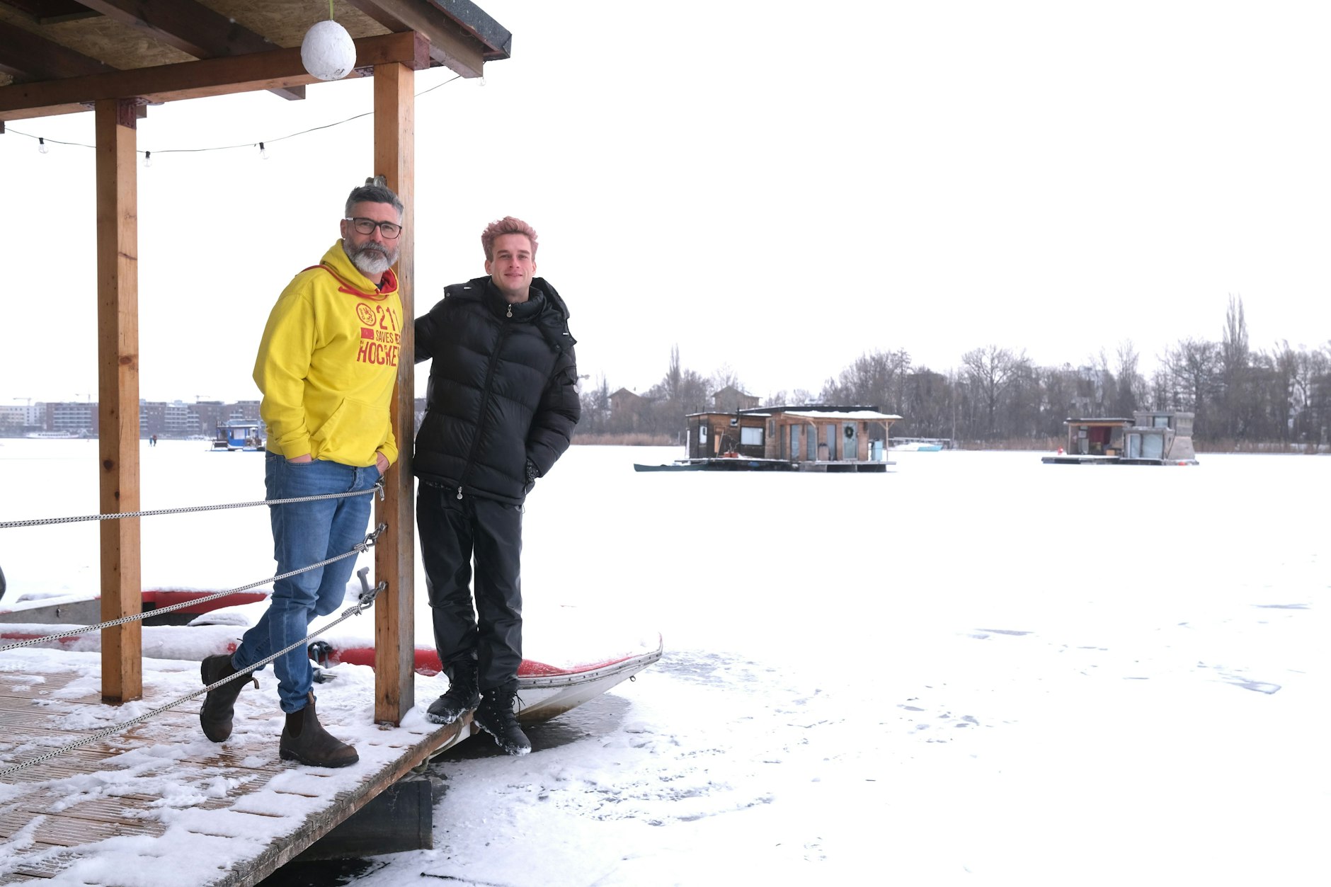 Christian P. Doetsch (l.) und Mark Ustrup sind Nachbarn, haben aber viel Platz zwischen ihren Booten.