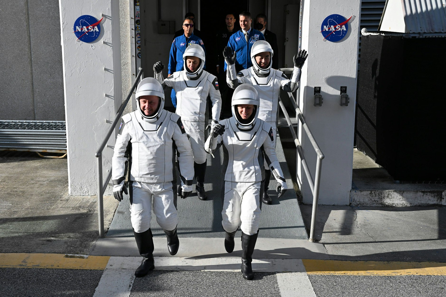 Nasa-Pilot Mike Fincke, Missionsspezialist Oleg Platonov von Roscosmos, Nasa-Kommandantin Zena Cardman und Missionsspezialist Kimiya Yui von der japanischen Raumfahrtagentur JAXA (von links nach rechts)