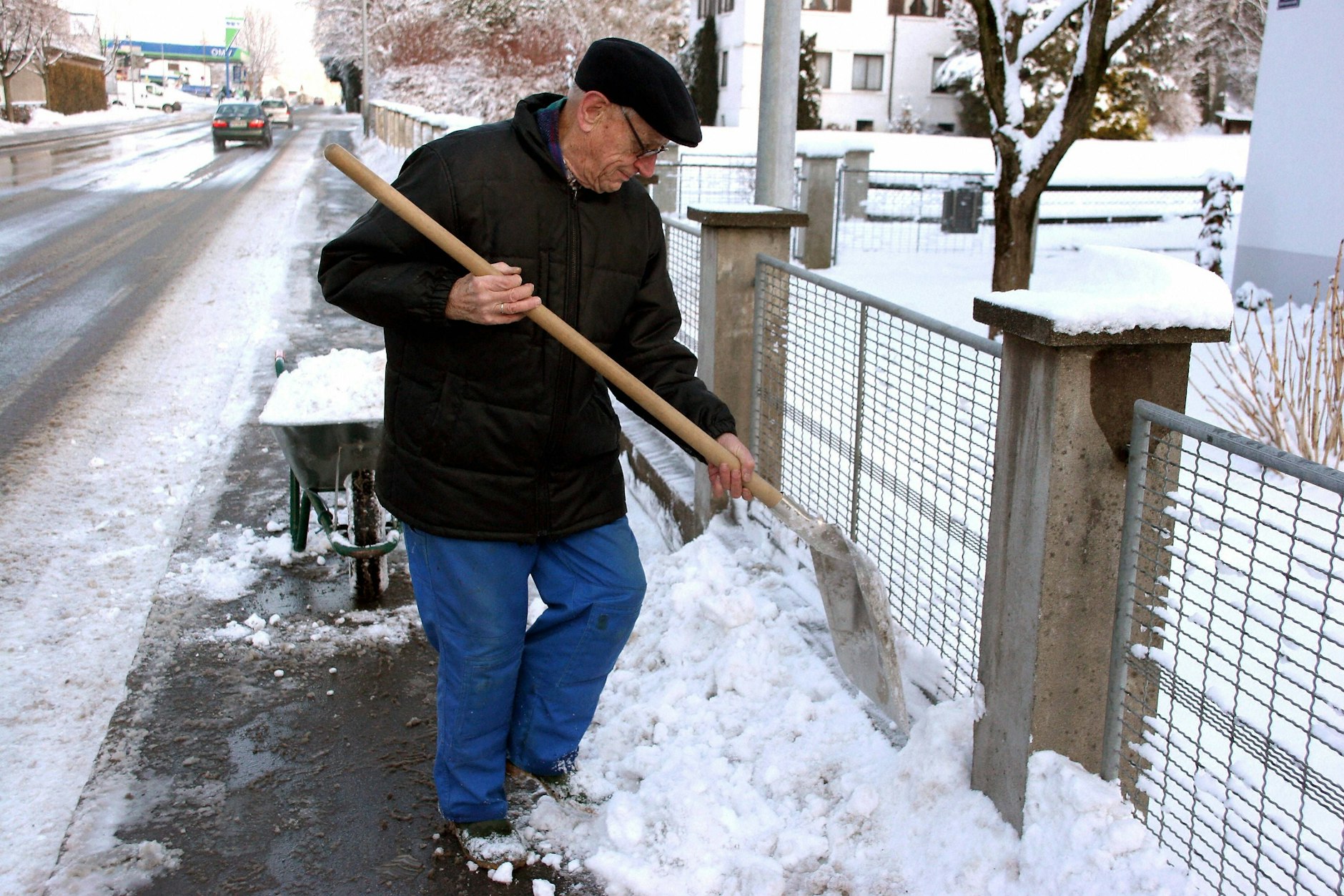 Schneeschaufeln bei eisiger Kälte kann das Herz stark belasten.