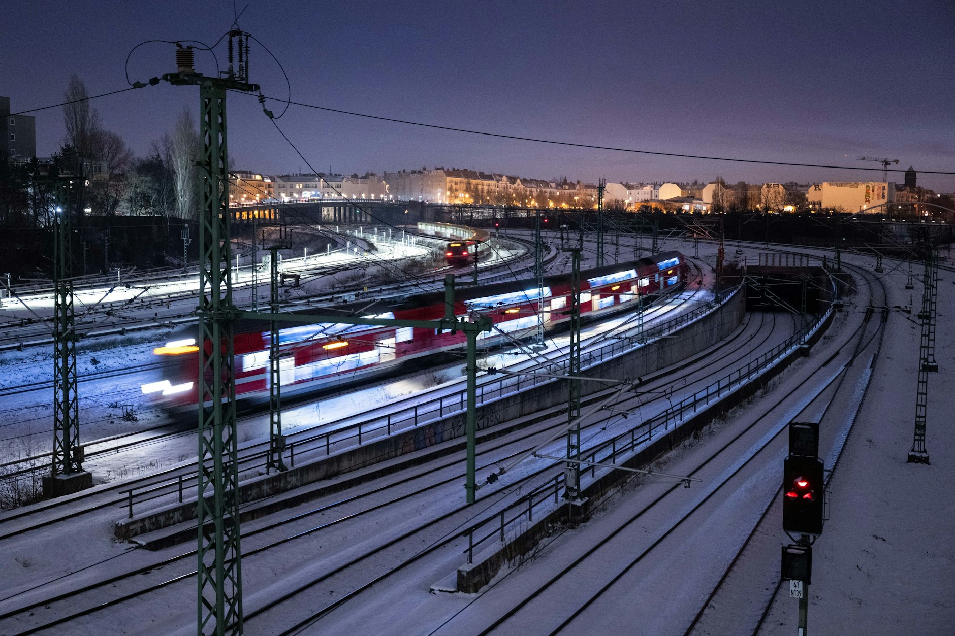 Trotz Schnee hat auch der Regionalverkehr in Berlin und Brandenburg bislang Normalbetrieb.