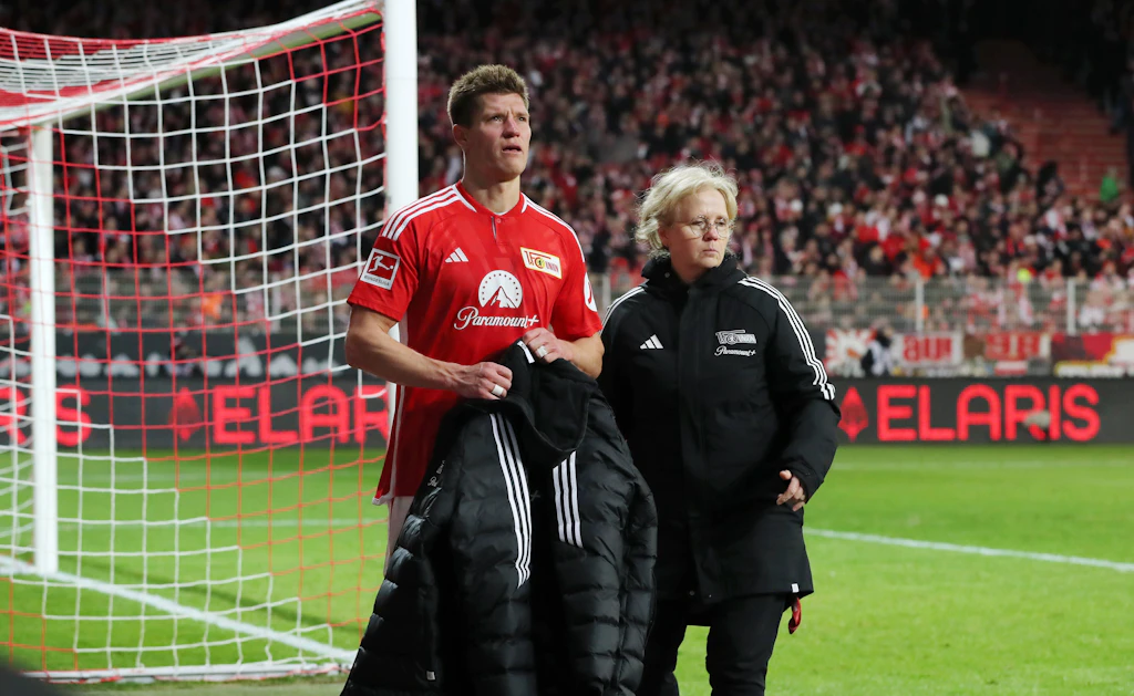 Kevin Behrens takım arkadaşlarına fiziksel olarak saldırıyor