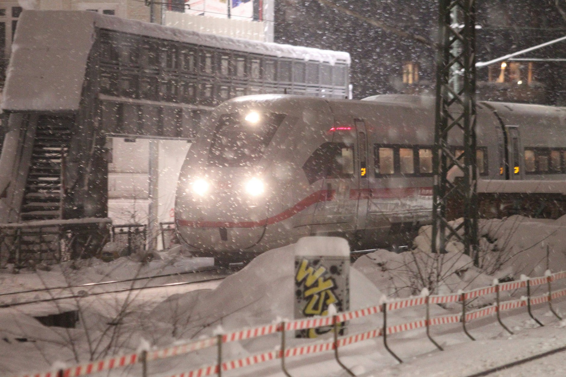 In Hamburg schneit es im Vergleich zu Berlin heftig. Deshalb fallen einige Zugverbindungen in Norddeutschland aus.