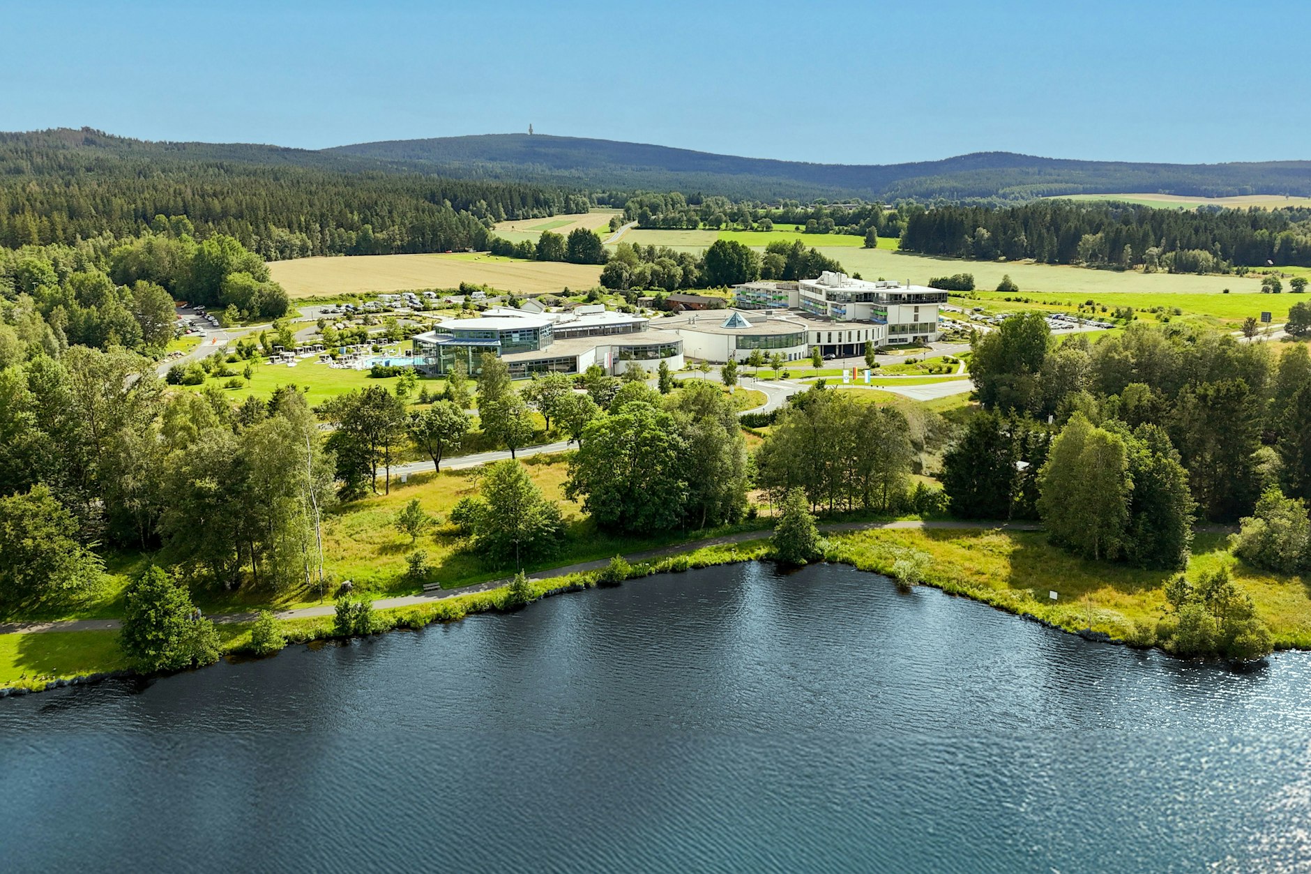Das Siebenquell liegt direkt am Weißenstädter See mit wunderschönem Ausblick auf den See und ins Fichtelgebirge.