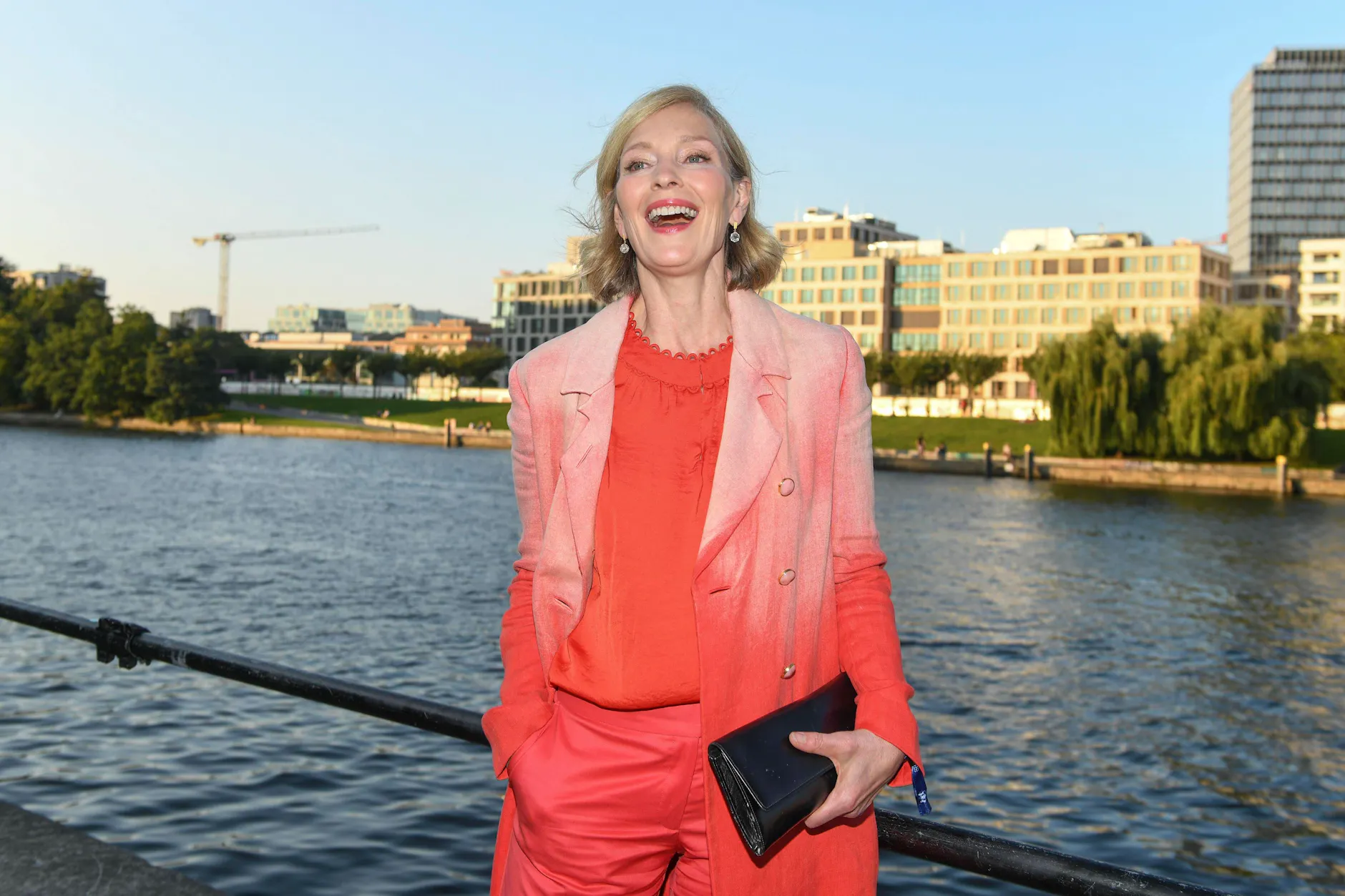 Katja Weitzenböck an der Spree in Berlin.