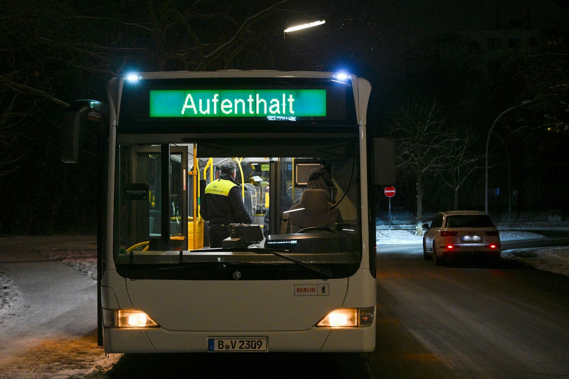 Die BVG stellte an einigen Endhaltestellen, wie hier in Zehlendorf, Busse für den Aufenthalt zur Verfügung. Hier konnten Betroffene die Smartphones aufladen und Kaffee oder Tee erhalten.