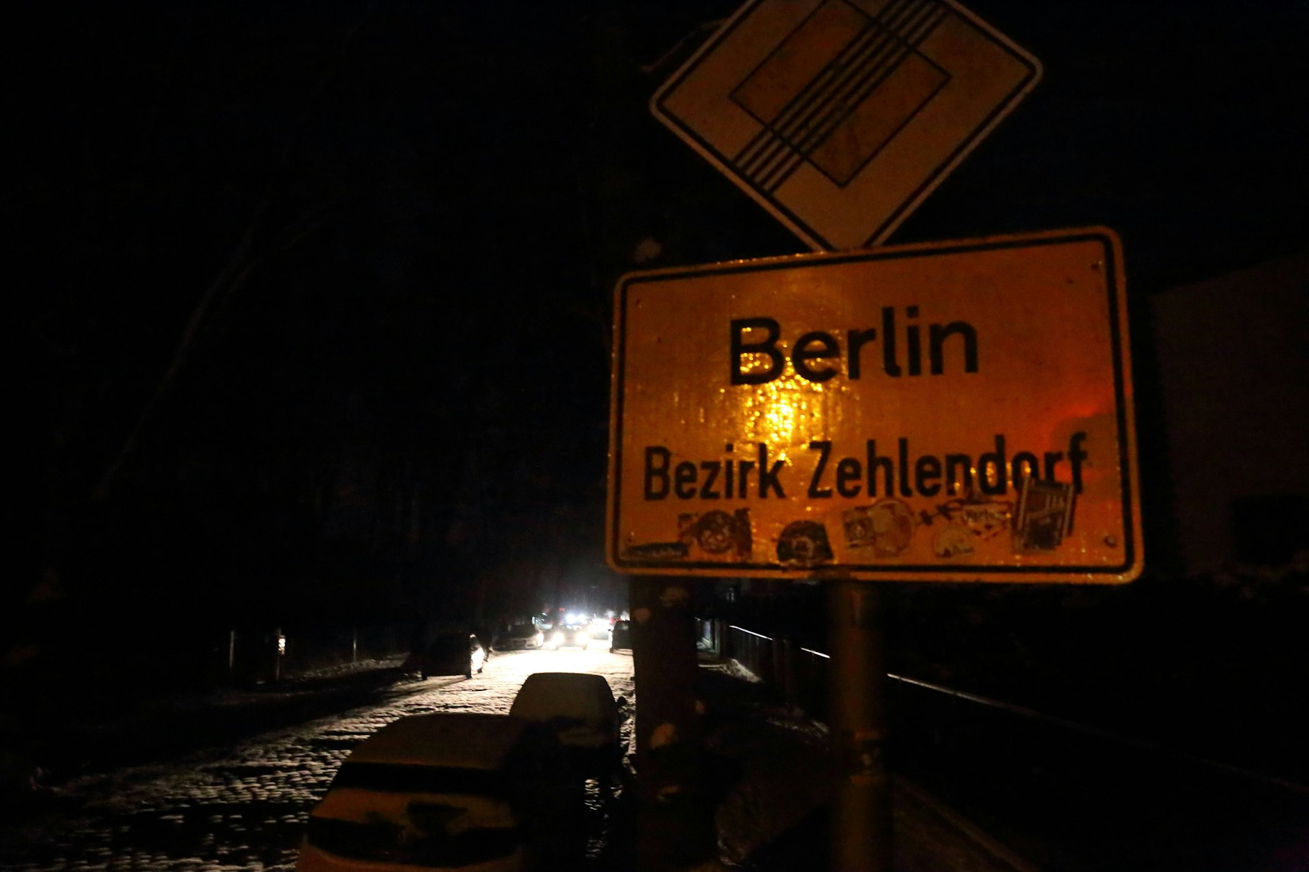 Autos fahren bei Dunkelheit im Ortsteil Kohlhasenbrück am vierten Tag des Stromausfalls im Südwesten von Berlin, 6. Januar 2026.