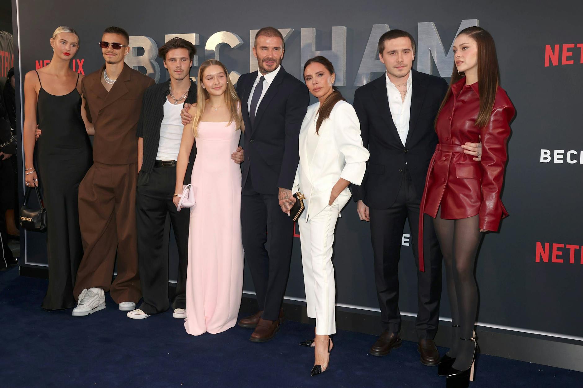 Mia Regan, Romeo Beckham, Cruz Beckham, Harper Beckham, David Beckham, Victoria Beckham, Brooklyn Beckham und Nicola Peltz im Jahr 2023