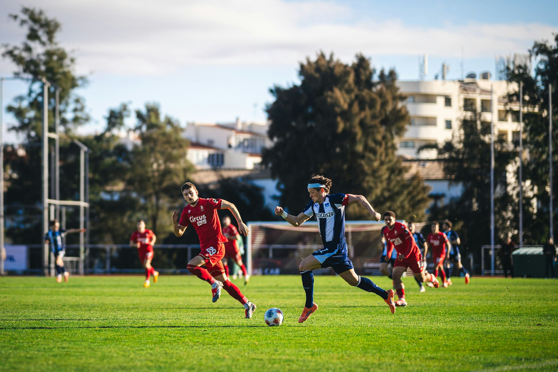 Fabian Reese von Hertha BSC sprintet mit dem Ball während des Testspiels zwischen Hertha BSC gegen Standard Lüttich.