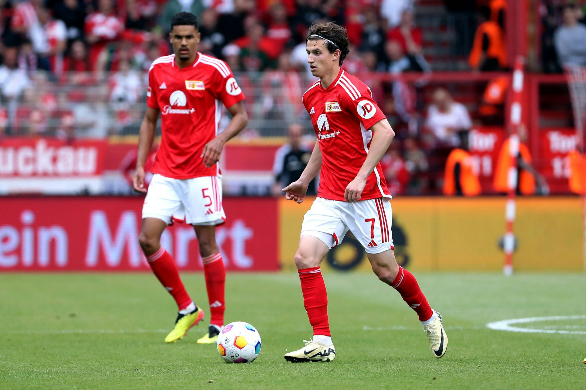 Brenden Aaronson (r.) spielte schon bei Union mit Danilho Doekhi zusammen. Bei Leeds United könnten sich die beiden wiedersehen.